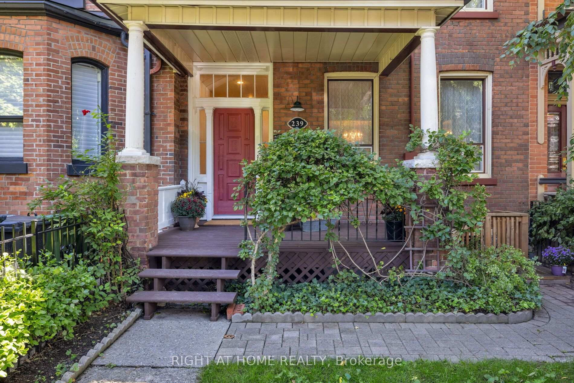 Photo 4 of 239 Seaton Street, Toronto, Moss Park — HOMEH