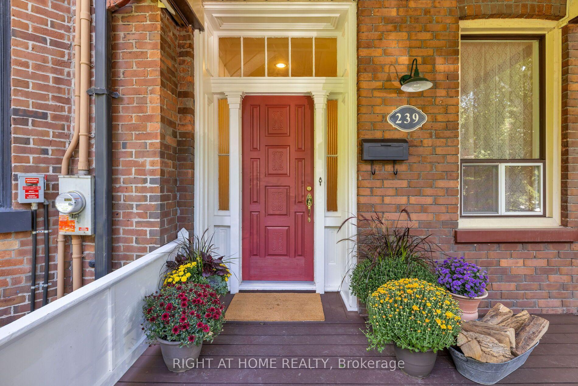 Photo 5 of 239 Seaton Street, Toronto, Moss Park — HOMEH