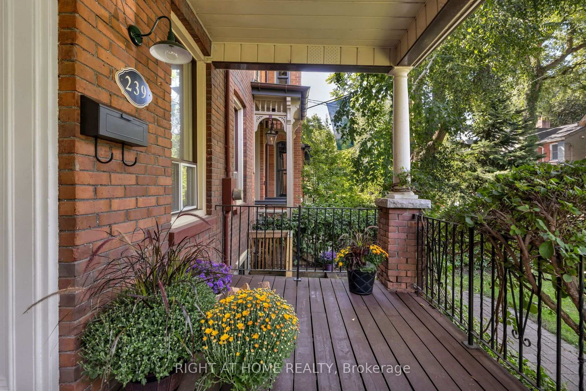 Photo 7 of 239 Seaton Street, Toronto, Moss Park — HOMEH