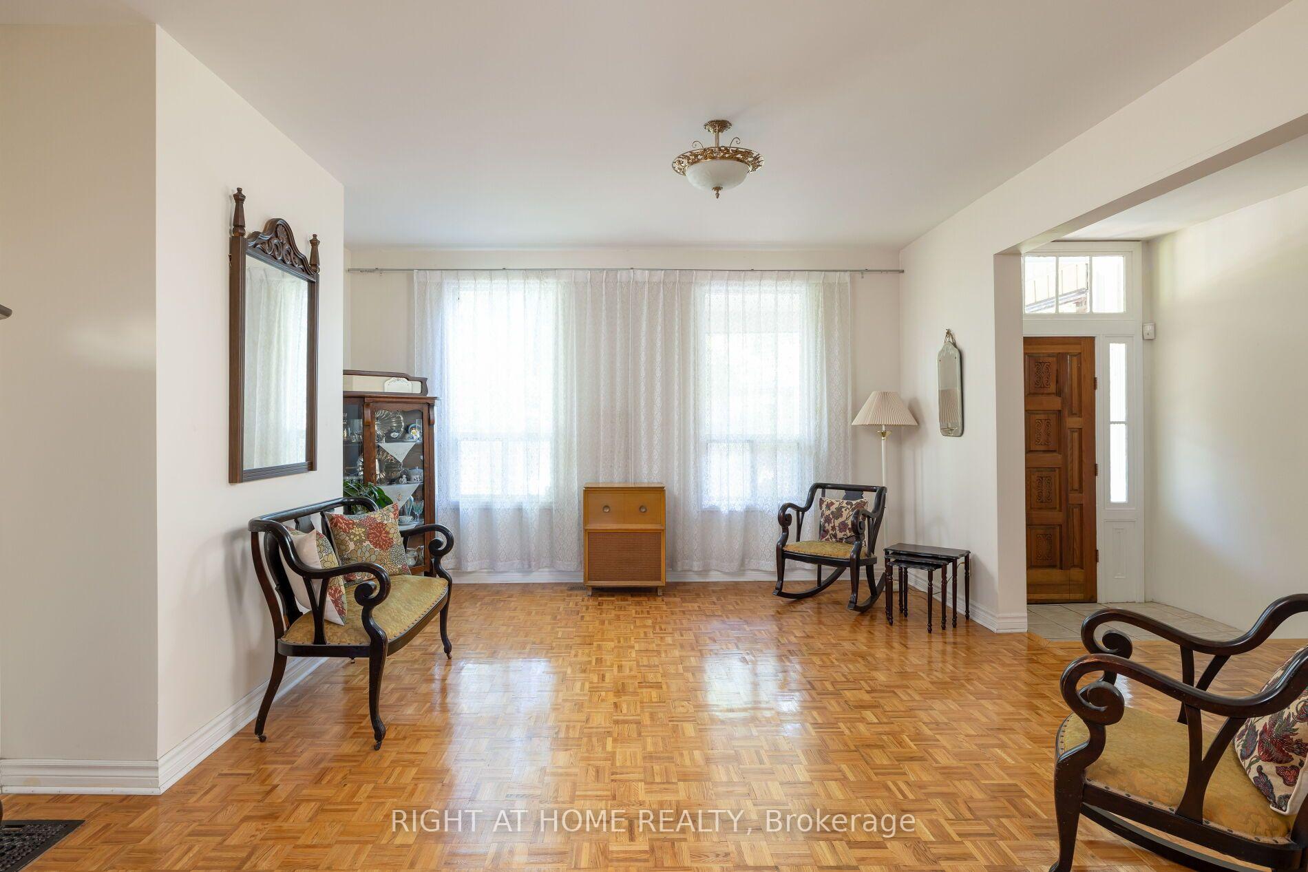 Photo 11 of 239 Seaton Street, Toronto, Moss Park — HOMEH