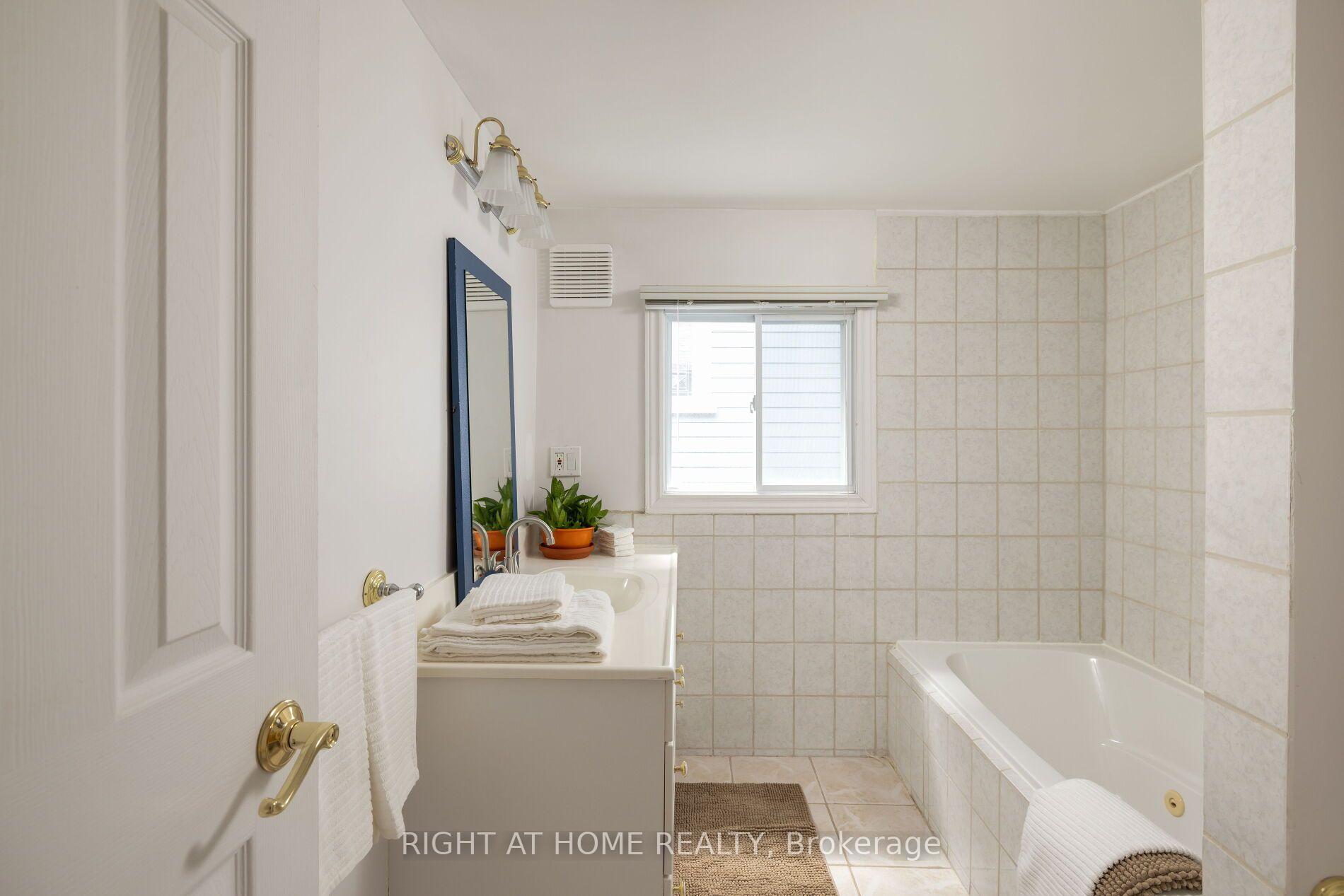 Photo 35 of 239 Seaton Street, Toronto, Moss Park — HOMEH