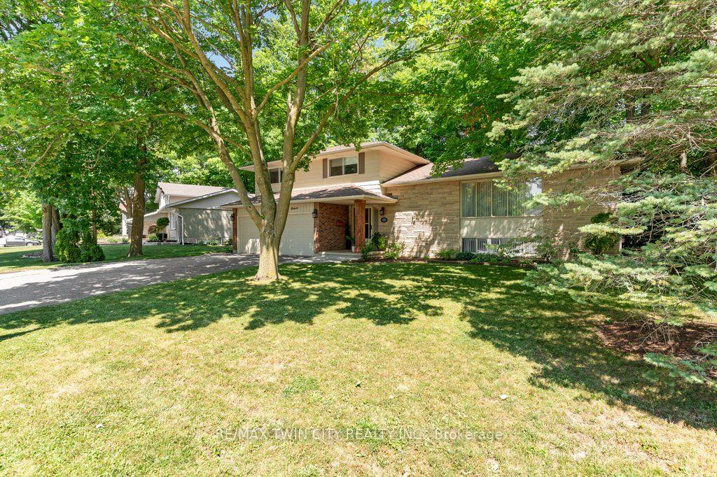 Photo 2 of 11 Grey Owl Drive, Woolwich, Elmira — HOMEH