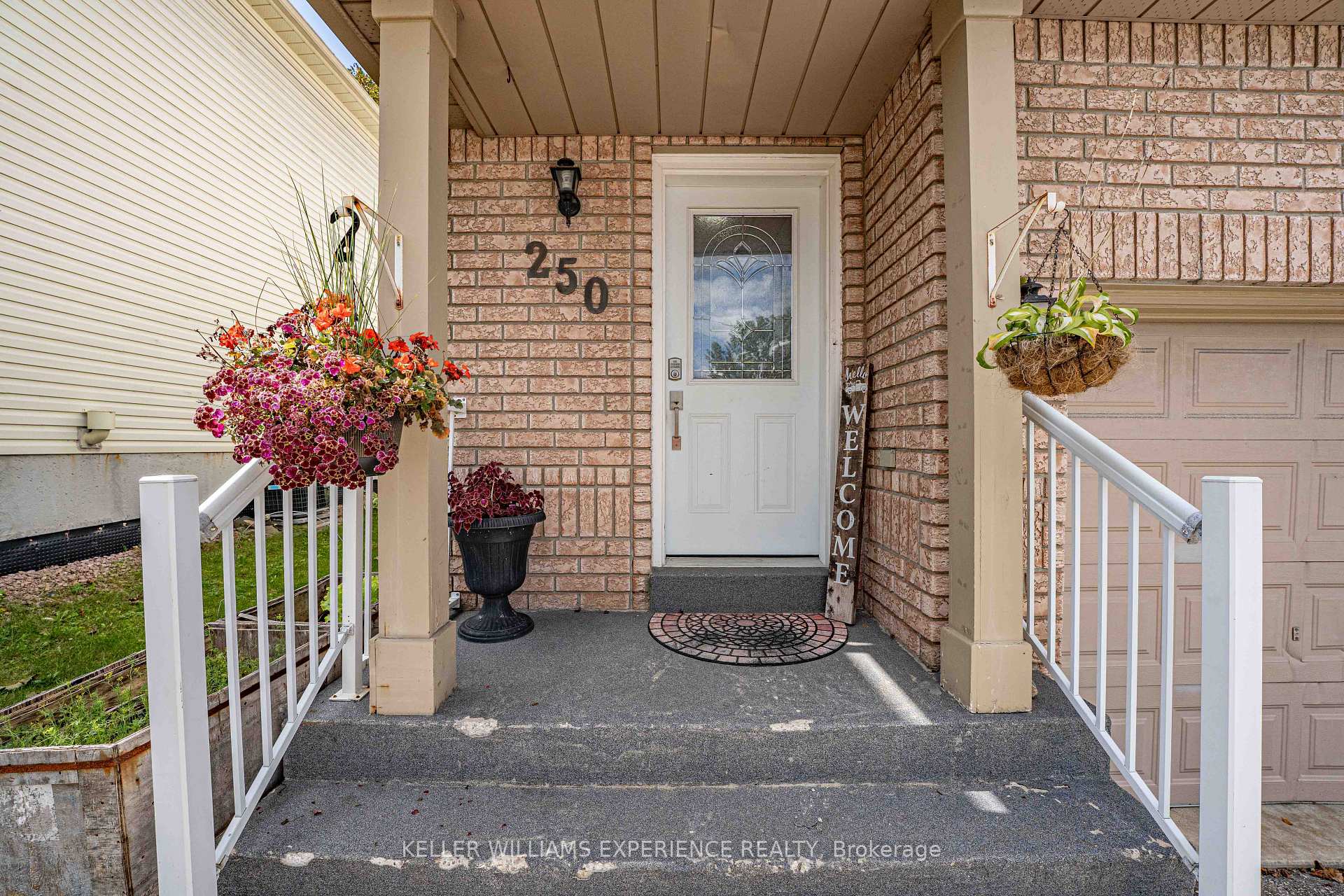 Photo 4 of 250 Ferndale Drive S, Barrie, Ardagh — HOMEH