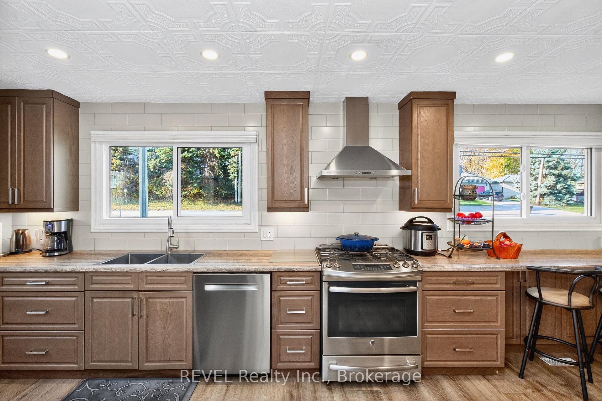 Photo 10 of 635 William Street, Midland — HOMEH