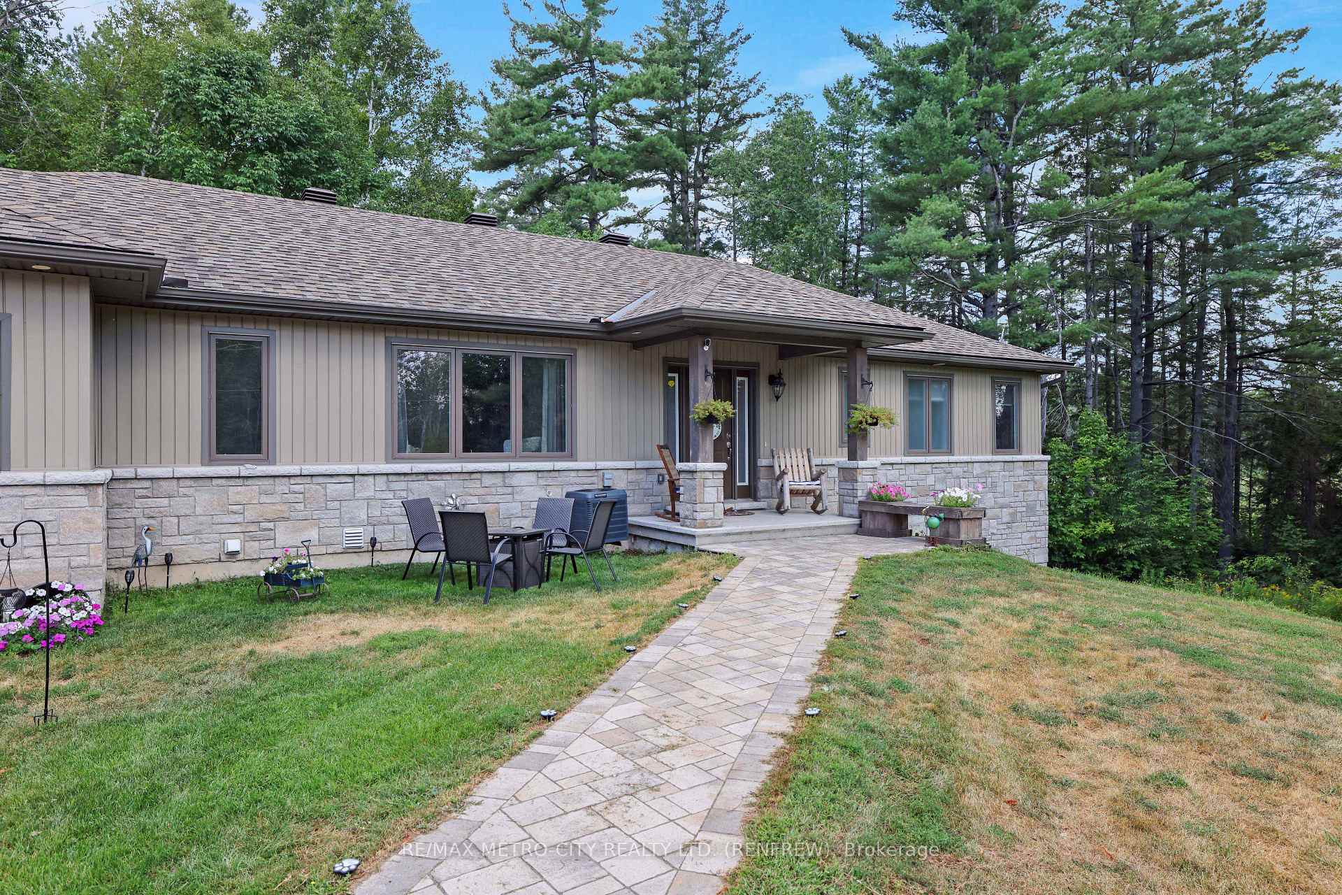 Photo 3 of 2457 Burnstown Road, McNab/Braeside, Mcnab/Braeside Twps — HOMEH