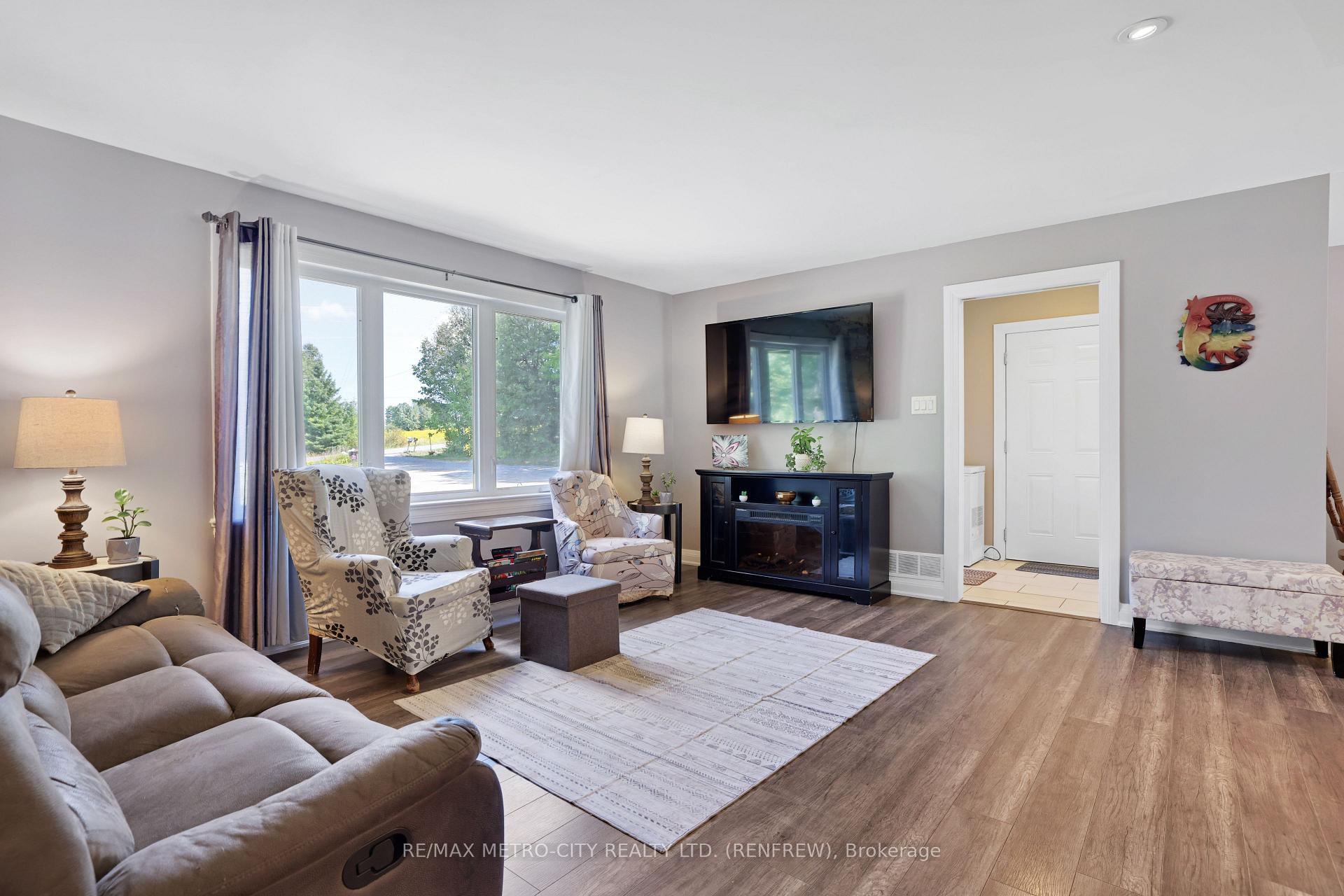 Photo 9 of 2457 Burnstown Road, McNab/Braeside, Mcnab/Braeside Twps — HOMEH