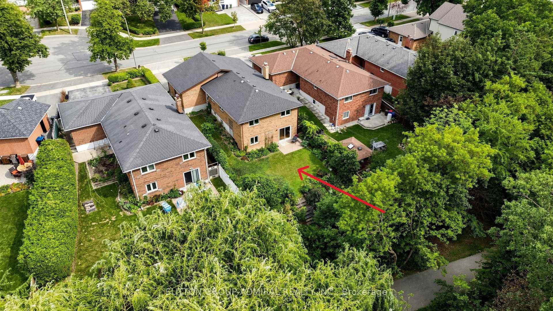 Photo 4 of 27 Warlingham Court, Etobicoke, Eringate-Centennial-West Deane — HOMEH