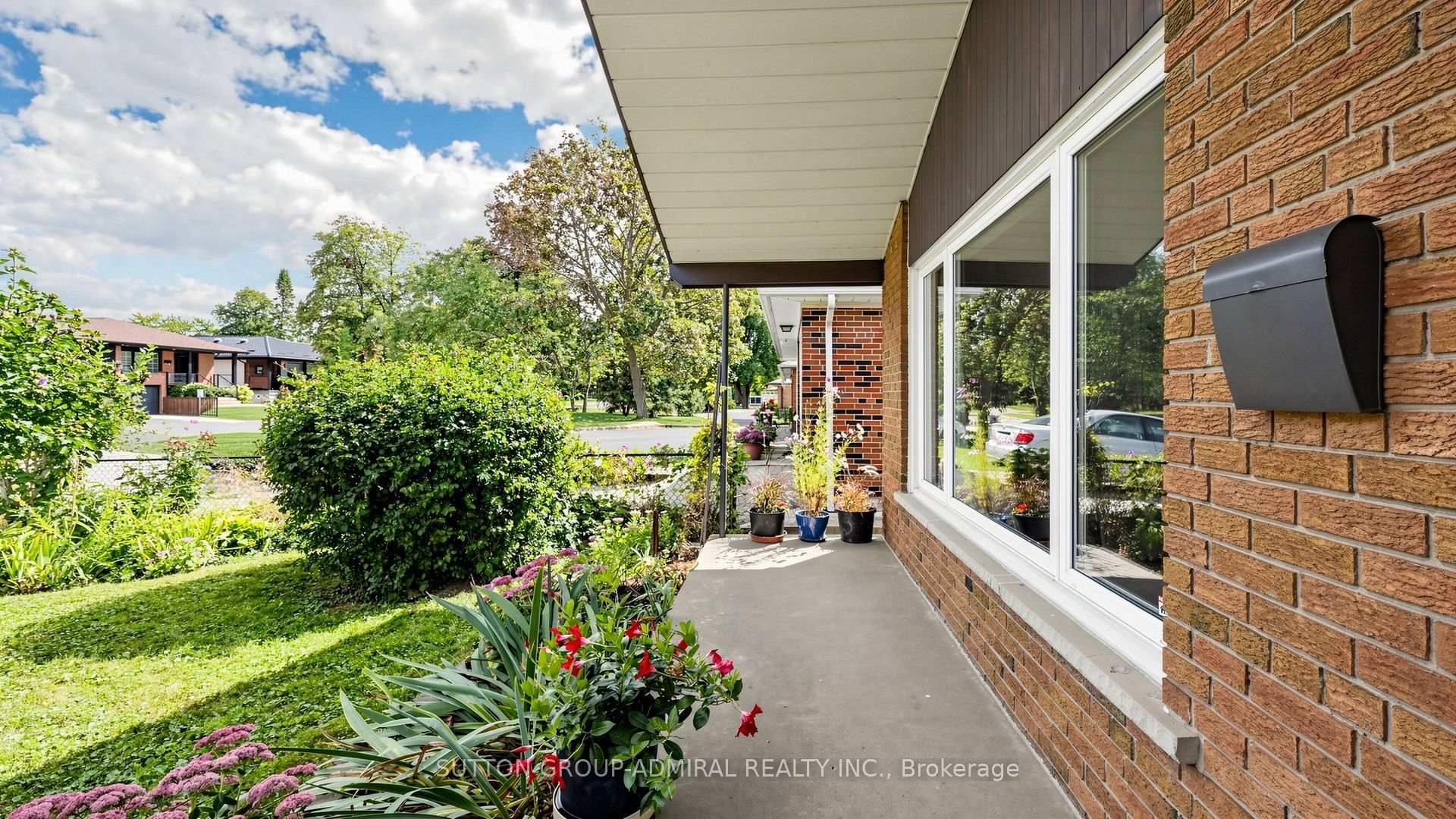Photo 5 of 27 Warlingham Court, Etobicoke, Eringate-Centennial-West Deane — HOMEH