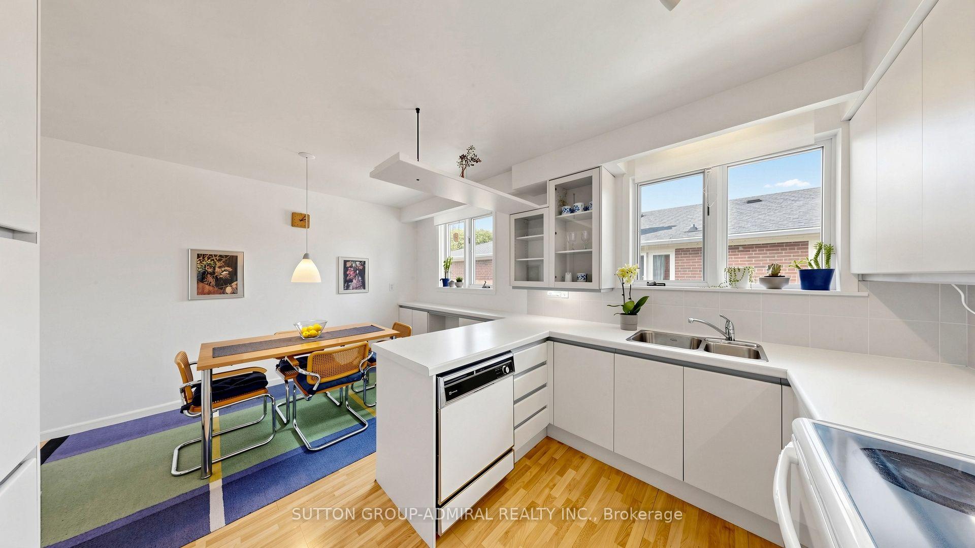 Photo 16 of 27 Warlingham Court, Etobicoke, Eringate-Centennial-West Deane — HOMEH
