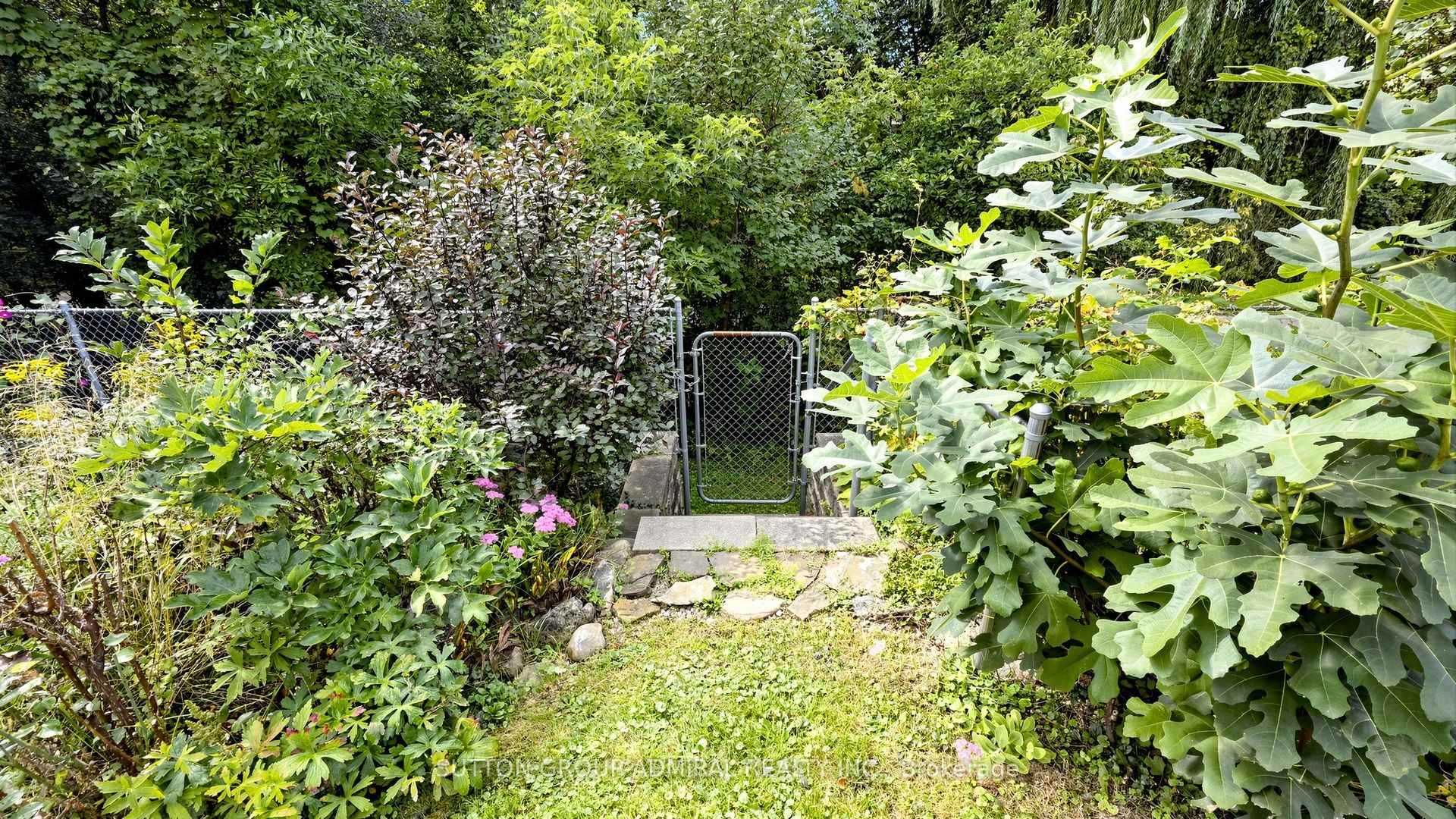 Photo 63 of 27 Warlingham Court, Etobicoke, Eringate-Centennial-West Deane — HOMEH