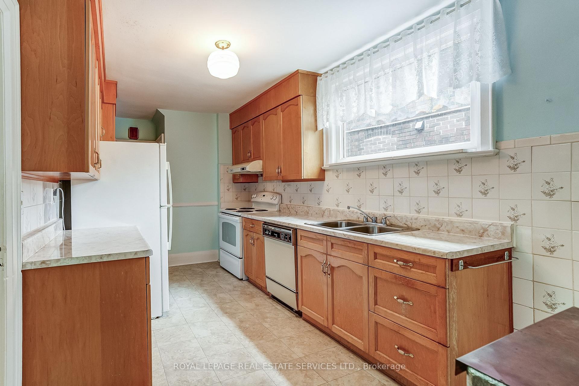 Photo 13 of 15 Oakview Avenue, Toronto, High Park North — HOMEH