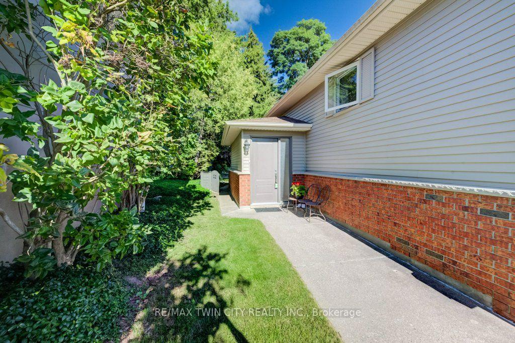 Photo 5 of 12 Cobblestone Street, Kitchener, Pioneer Park — HOMEH
