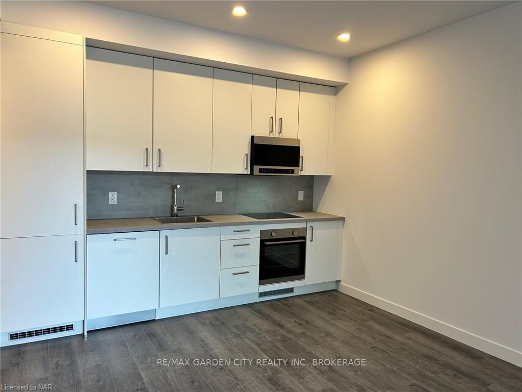 Photo 5 of Unit 213, 7549B Kalar Road, Niagara Falls, Brown — HOMEH