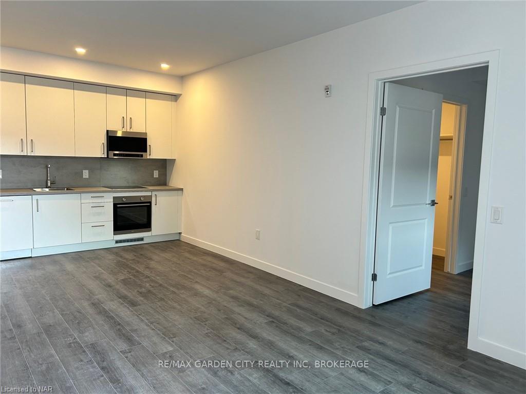 Photo 6 of Unit 213, 7549B Kalar Road, Niagara Falls, Brown — HOMEH