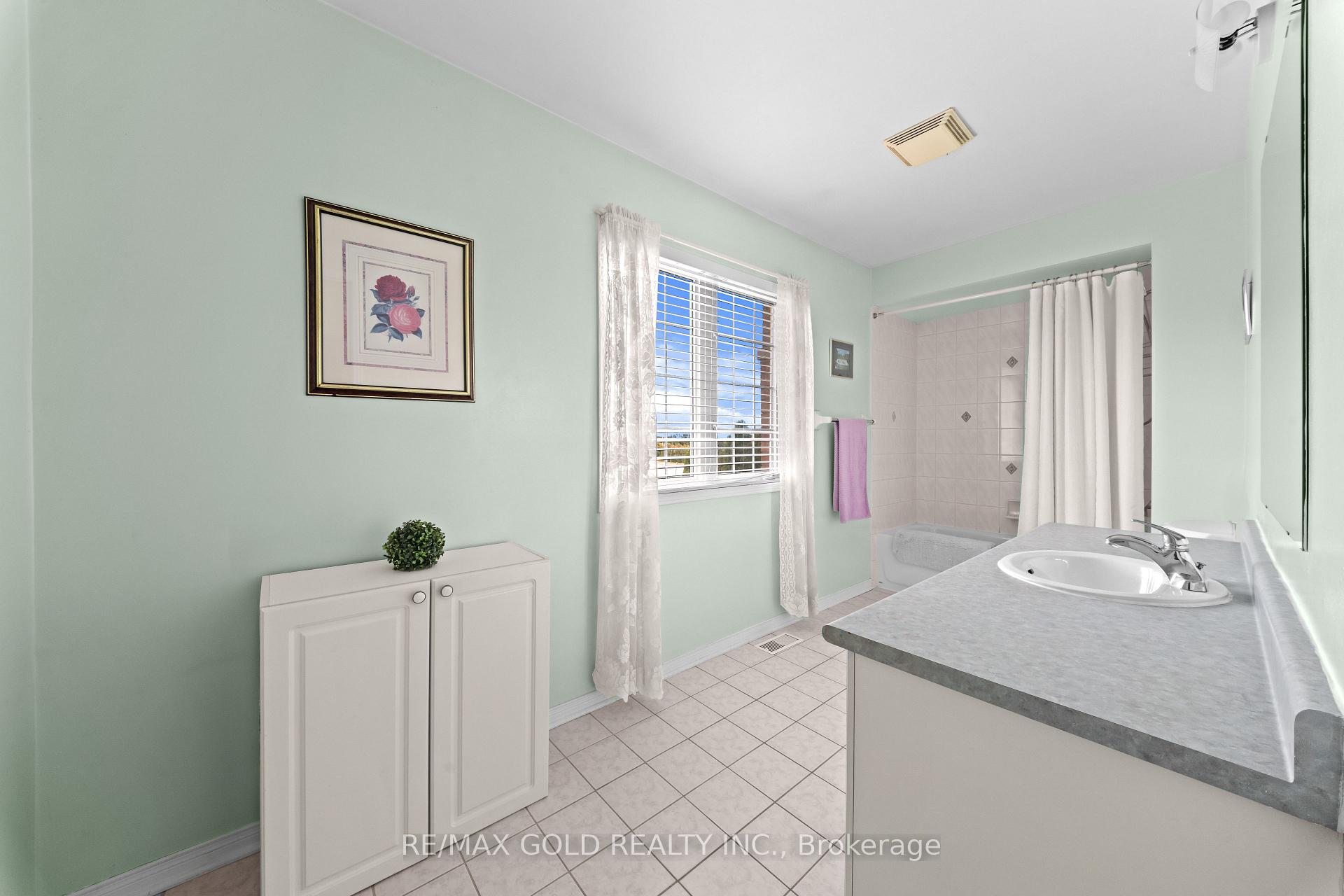 Photo 17 of 35 Goreridge Crescent, Brampton, Bram East — HOMEH