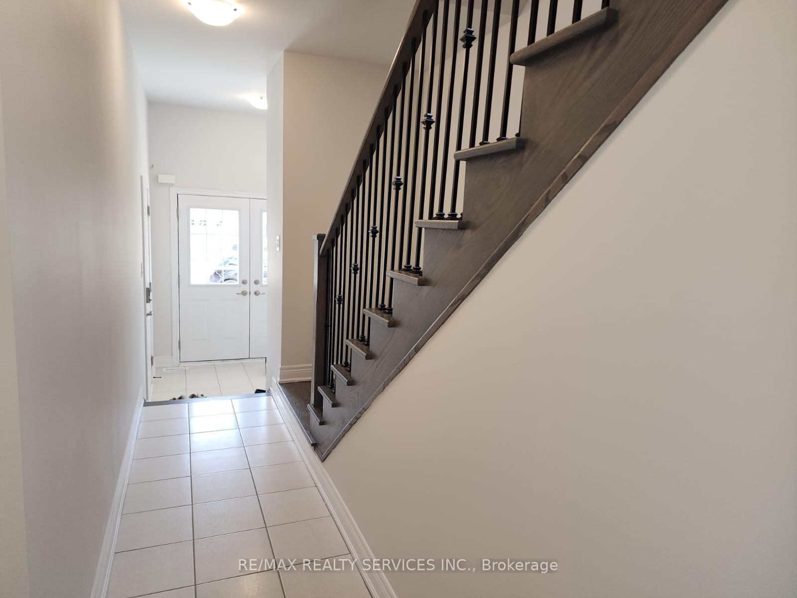 Photo 3 of 46 Branigan Crescent, Halton Hills, Georgetown — HOMEH
