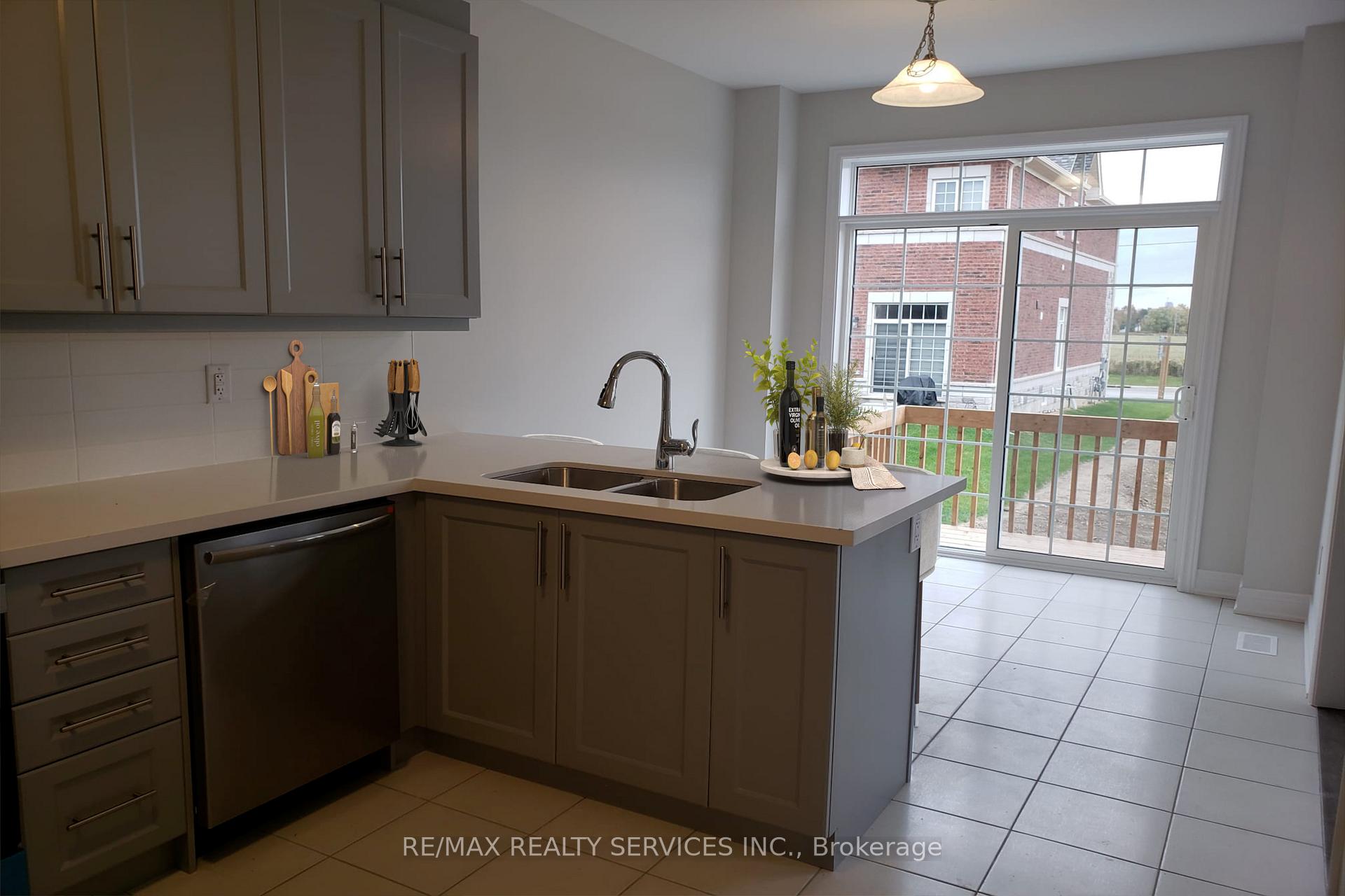 Photo 7 of 46 Branigan Crescent, Halton Hills, Georgetown — HOMEH
