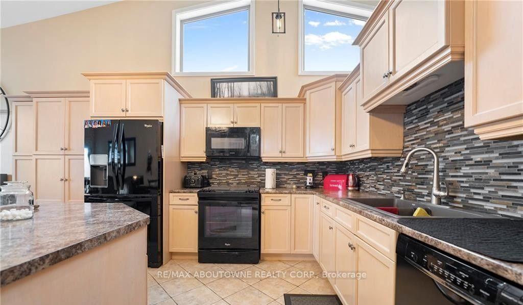 Photo 6 of 4015 Weinbrenner Road, Niagara Falls, Chippawa — HOMEH