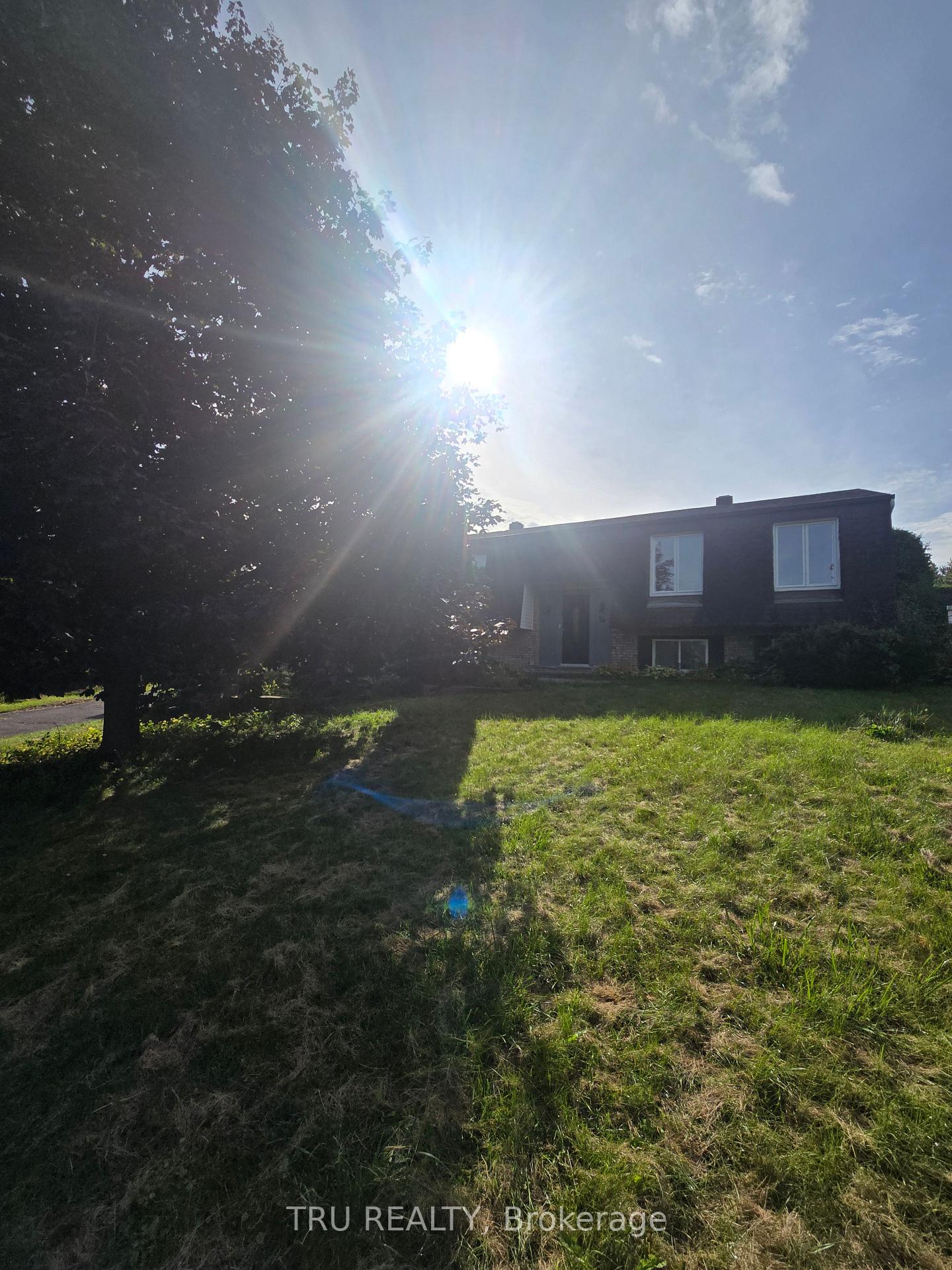 Photo 2 of 14 Langholm Crescent, Ottawa, Barrhaven - Pheasant Run — HOMEH