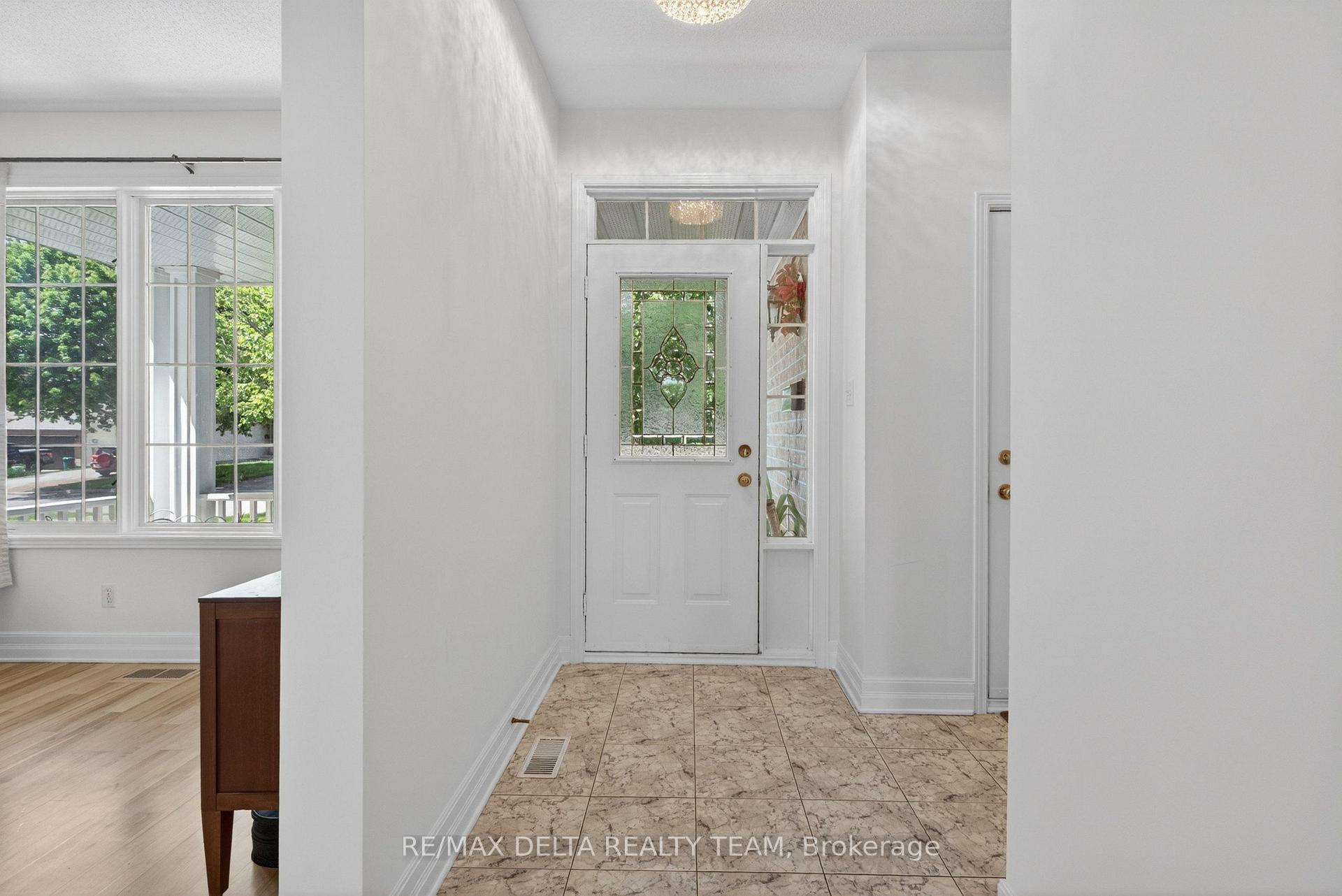 Photo 11 of 46 Brichfield Avenue, Ottawa, Kanata - Emerald Meadows/Trailwest — HOMEH