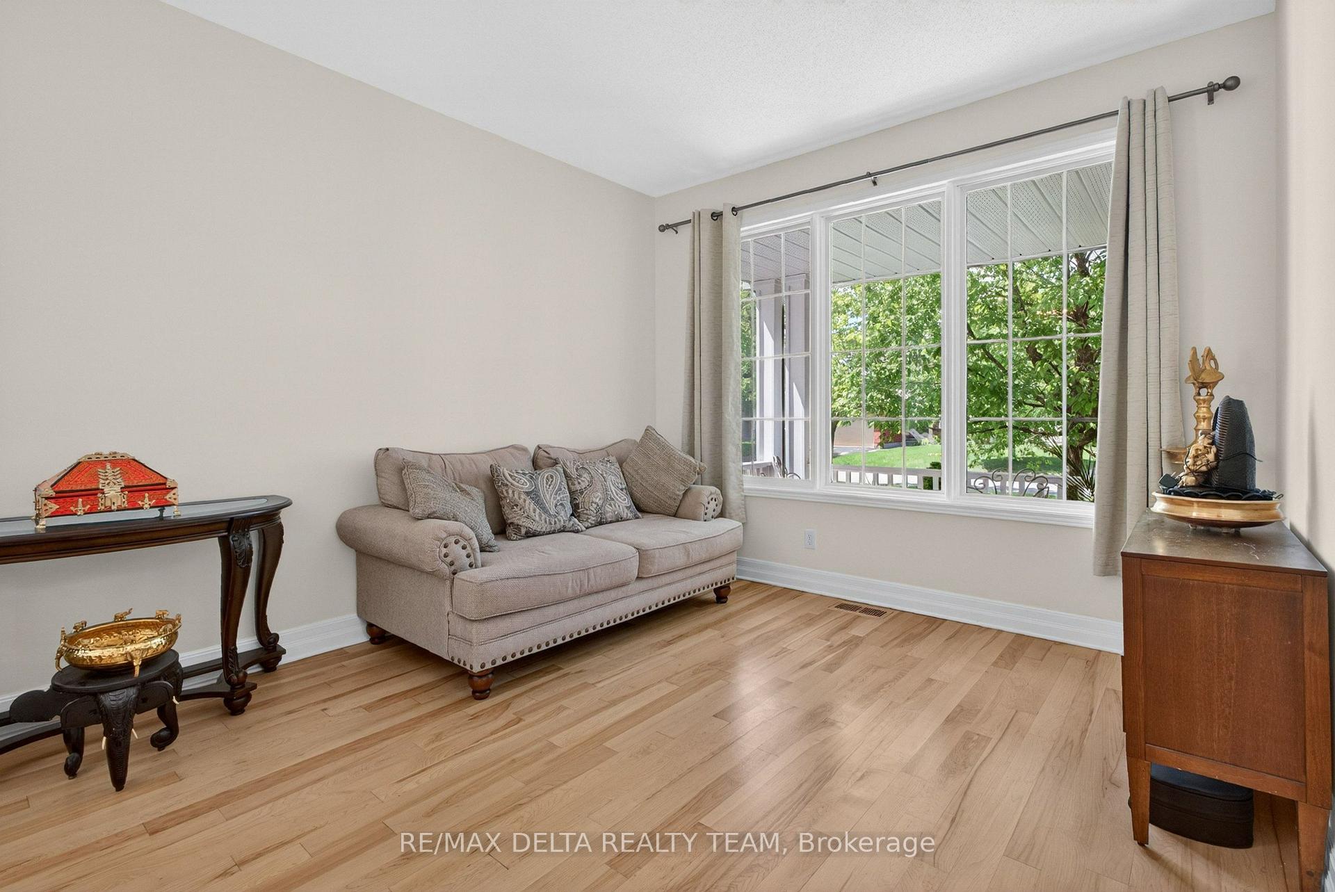 Photo 12 of 46 Brichfield Avenue, Ottawa, Kanata - Emerald Meadows/Trailwest — HOMEH
