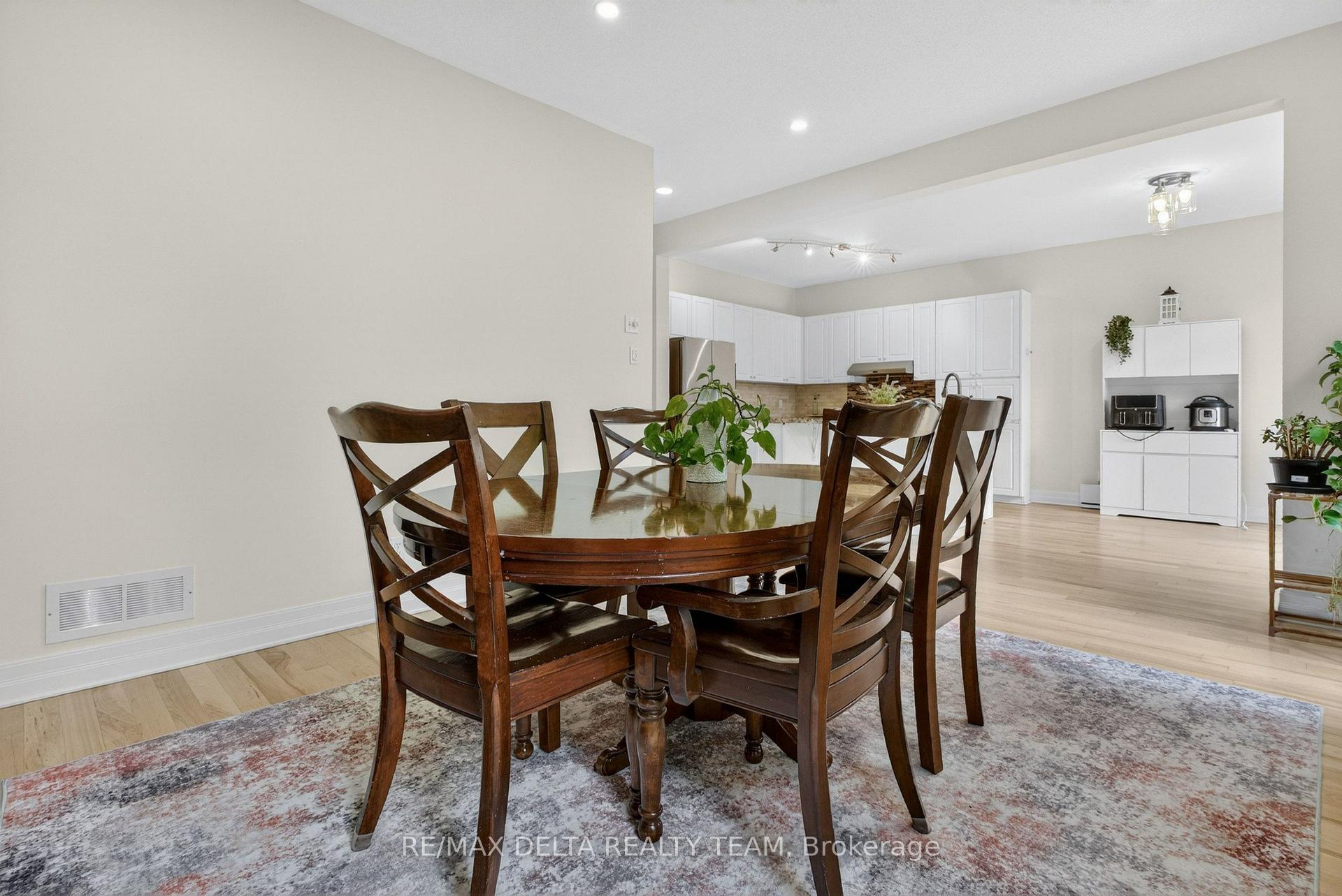 Photo 21 of 46 Brichfield Avenue, Ottawa, Kanata - Emerald Meadows/Trailwest — HOMEH
