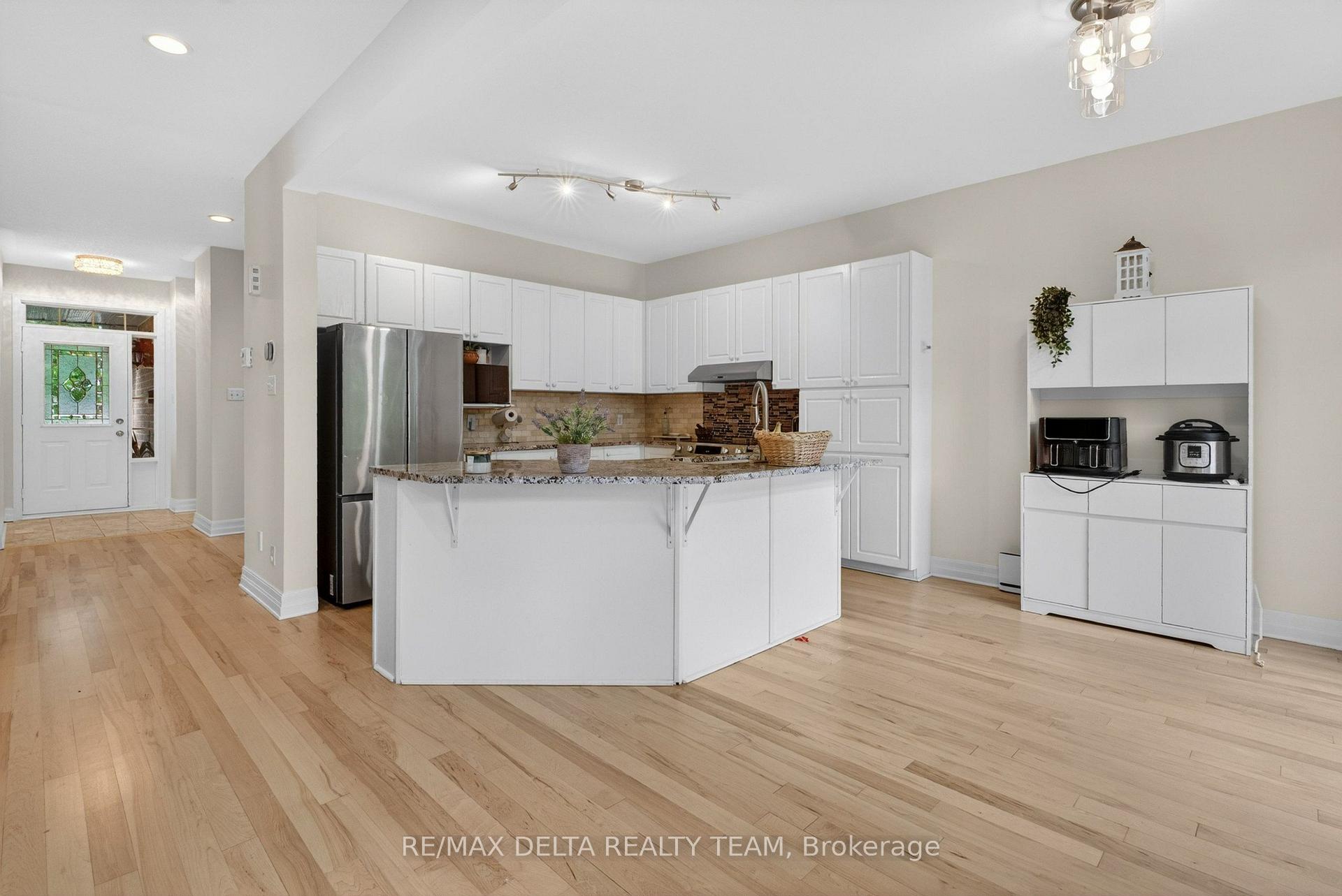 Photo 22 of 46 Brichfield Avenue, Ottawa, Kanata - Emerald Meadows/Trailwest — HOMEH