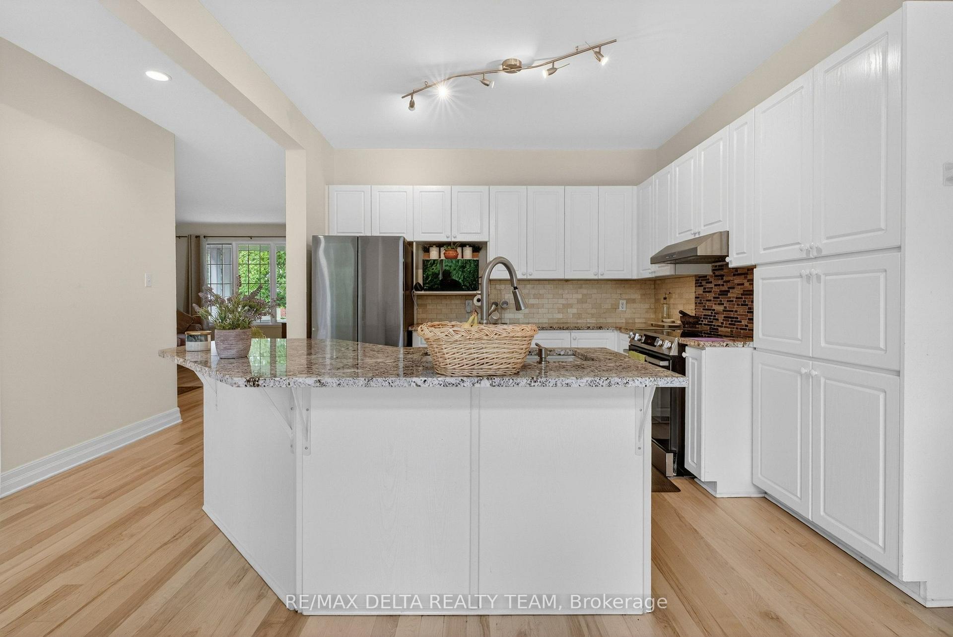 Photo 23 of 46 Brichfield Avenue, Ottawa, Kanata - Emerald Meadows/Trailwest — HOMEH