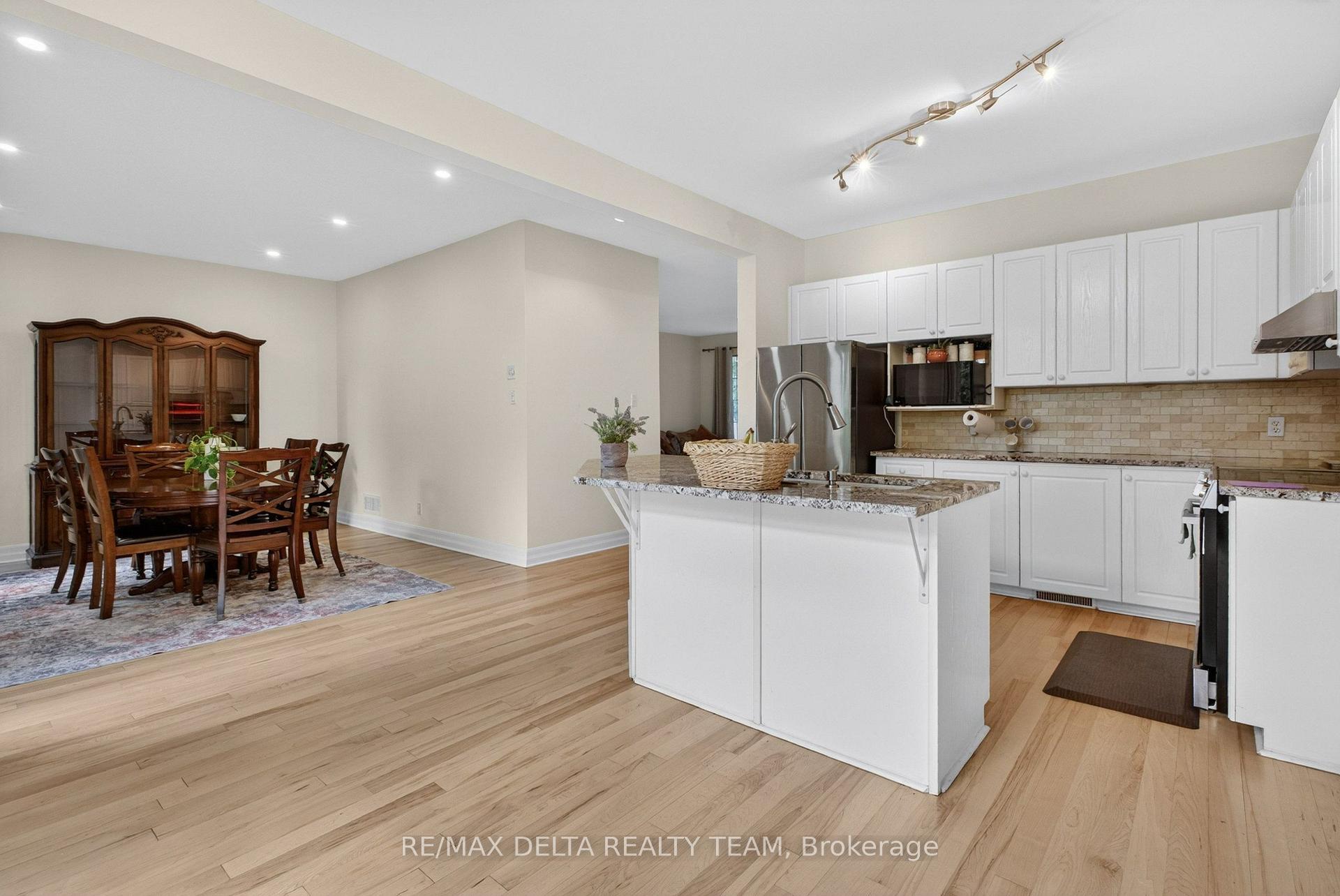 Photo 24 of 46 Brichfield Avenue, Ottawa, Kanata - Emerald Meadows/Trailwest — HOMEH