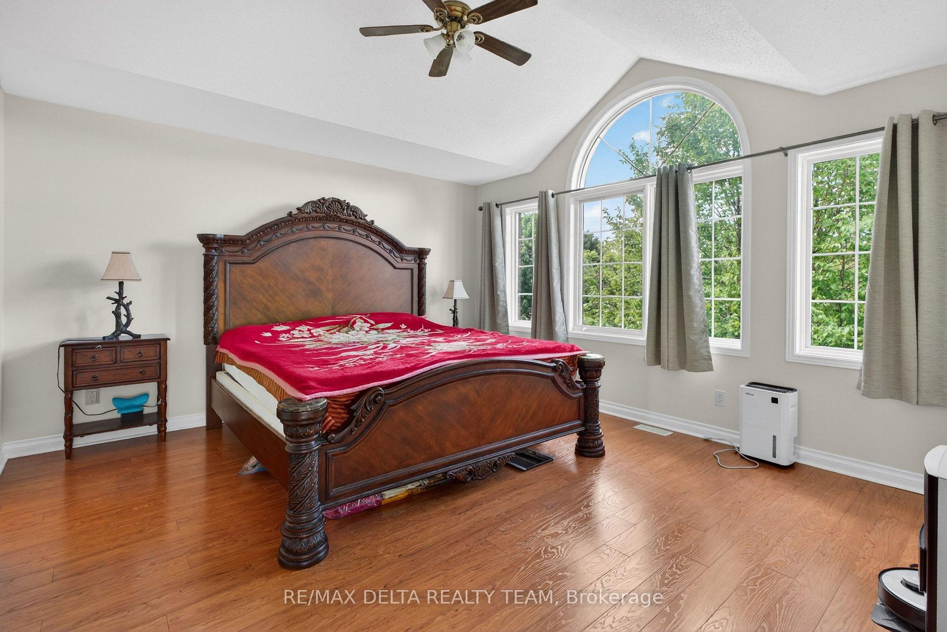 Photo 32 of 46 Brichfield Avenue, Ottawa, Kanata - Emerald Meadows/Trailwest — HOMEH