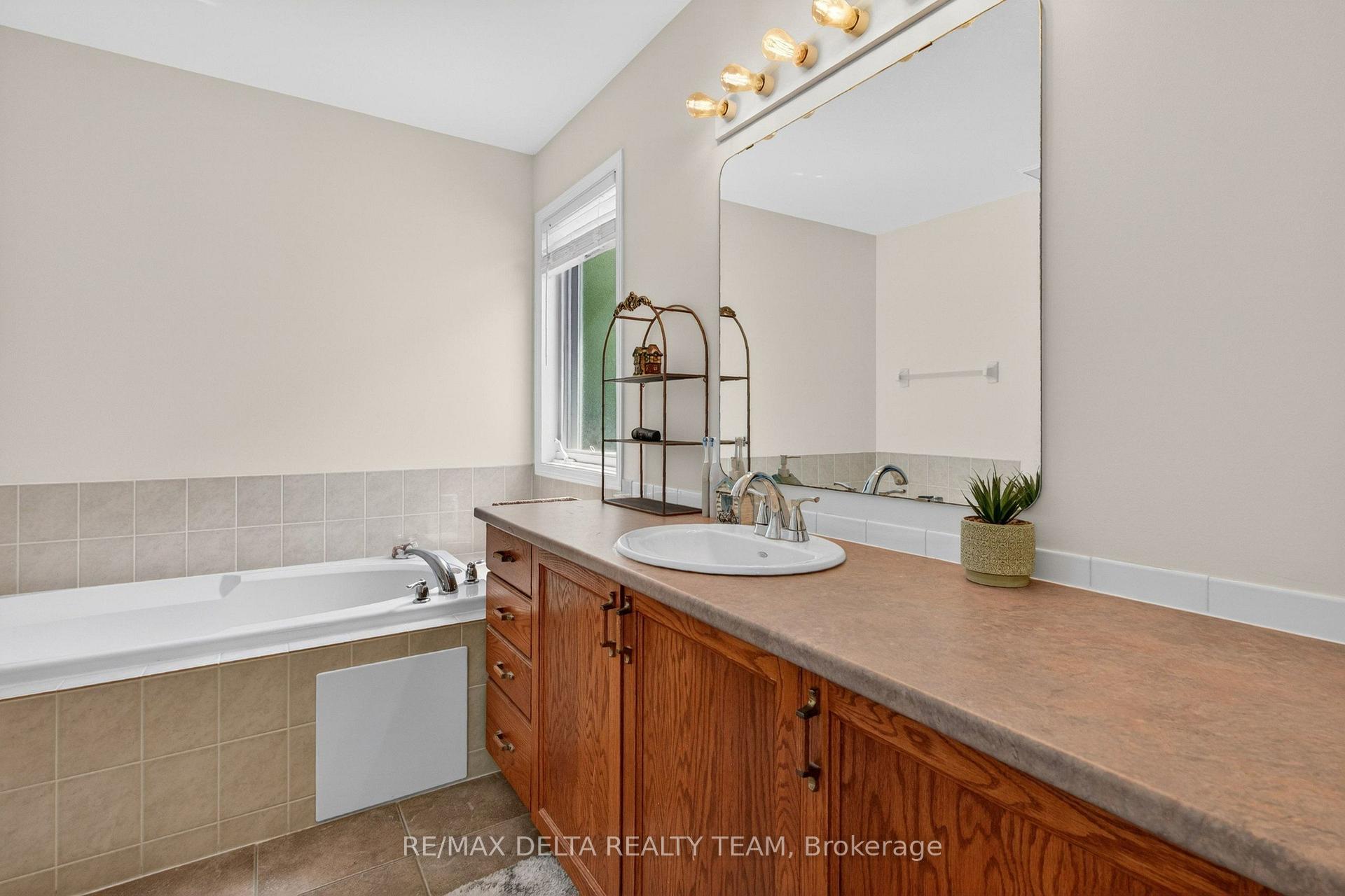 Photo 34 of 46 Brichfield Avenue, Ottawa, Kanata - Emerald Meadows/Trailwest — HOMEH