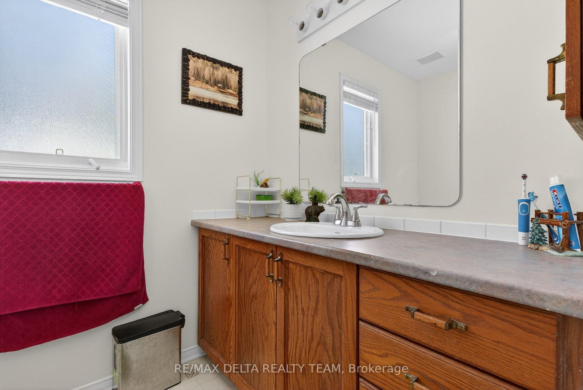 Photo 38 of 46 Brichfield Avenue, Ottawa, Kanata - Emerald Meadows/Trailwest — HOMEH