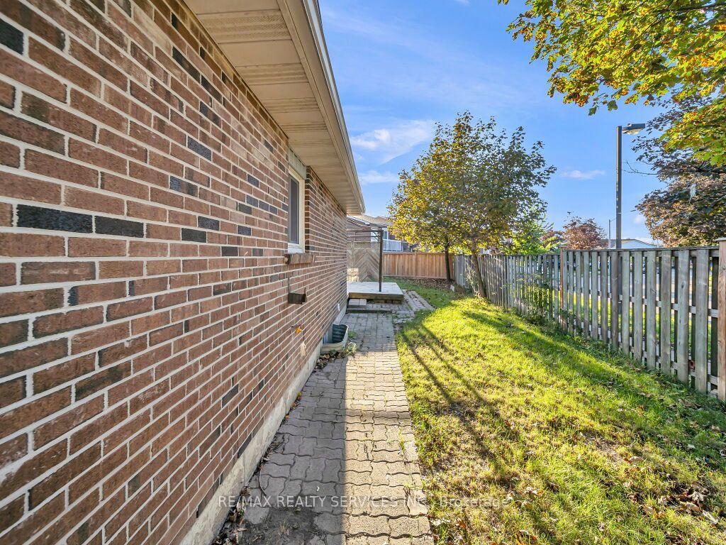 Photo 42 of 41 Simmons Boulevard, Brampton, Madoc — HOMEH