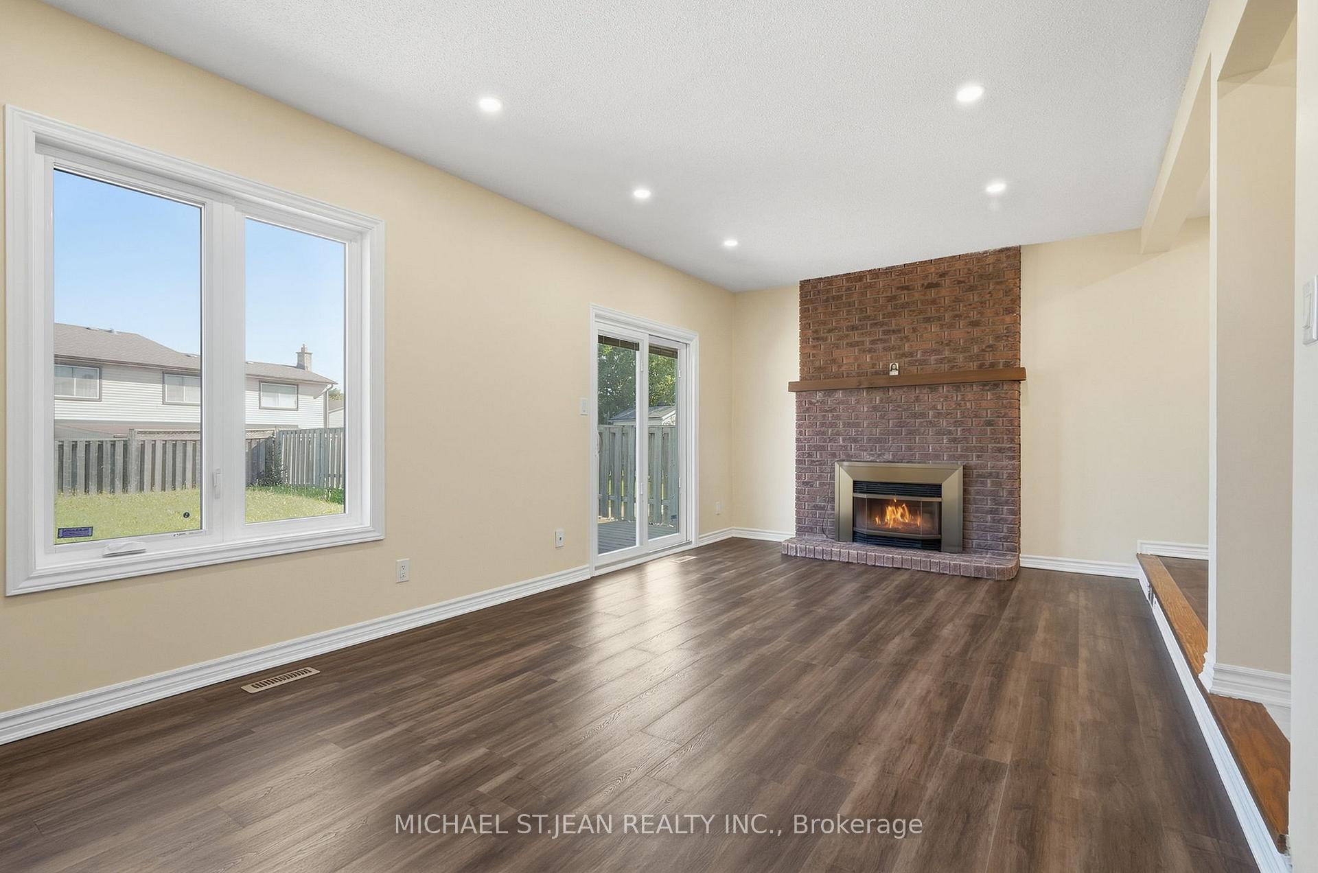Photo 9 of 184 Macintosh Drive, Hamilton, Stoney Creek — HOMEH