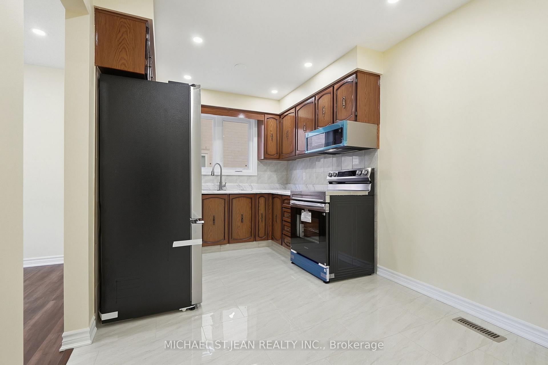 Photo 11 of 184 Macintosh Drive, Hamilton, Stoney Creek — HOMEH