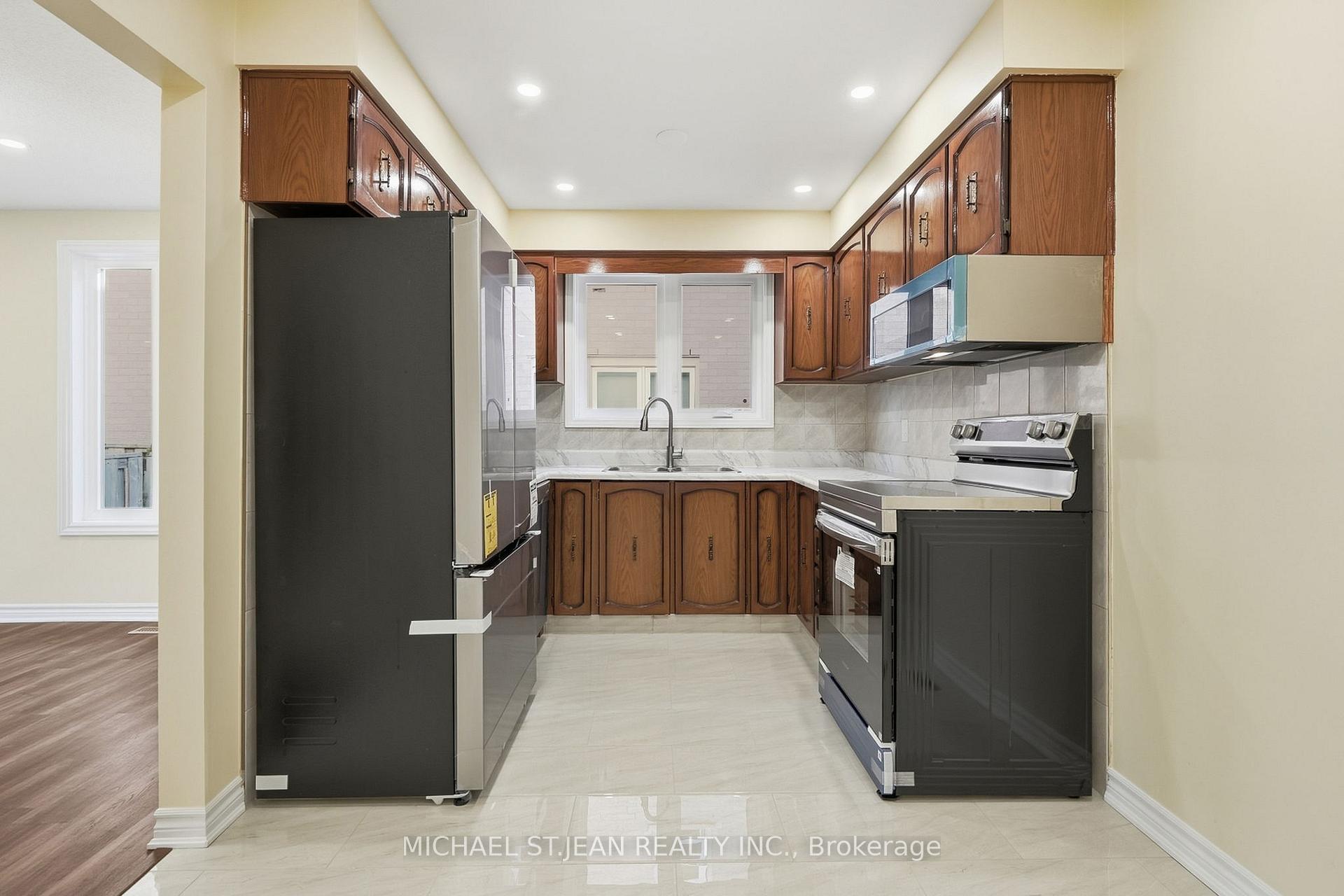 Photo 12 of 184 Macintosh Drive, Hamilton, Stoney Creek — HOMEH