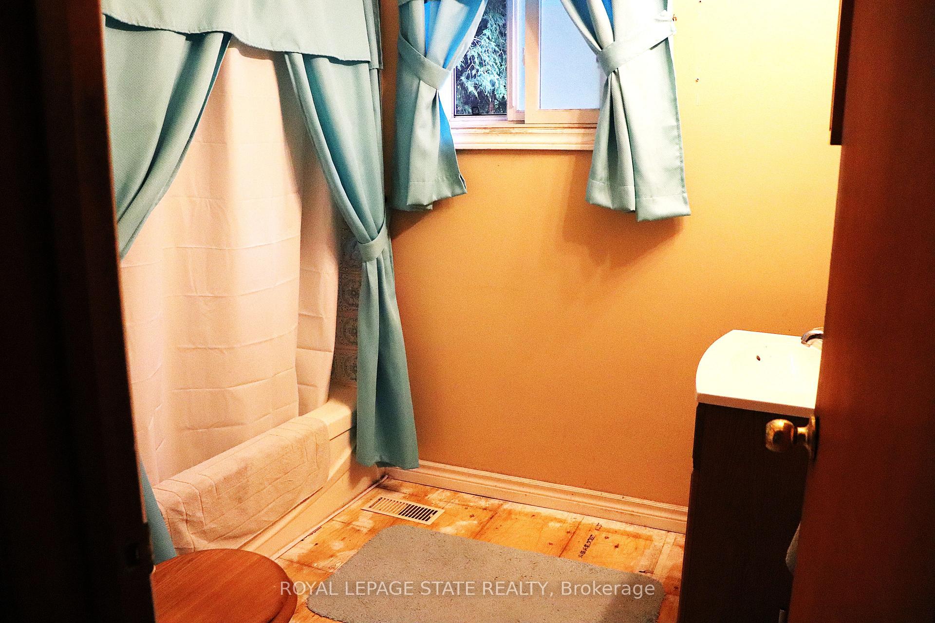 Photo 12 of 348 Weir Street N, Hamilton, Homeside — HOMEH