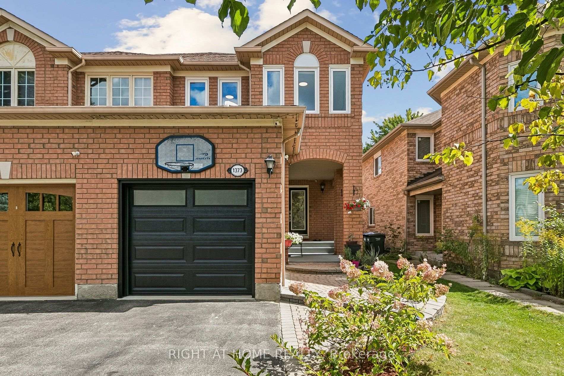 Photo 2 of 1373 Quest Circle, Mississauga, Meadowvale Village — HOMEH