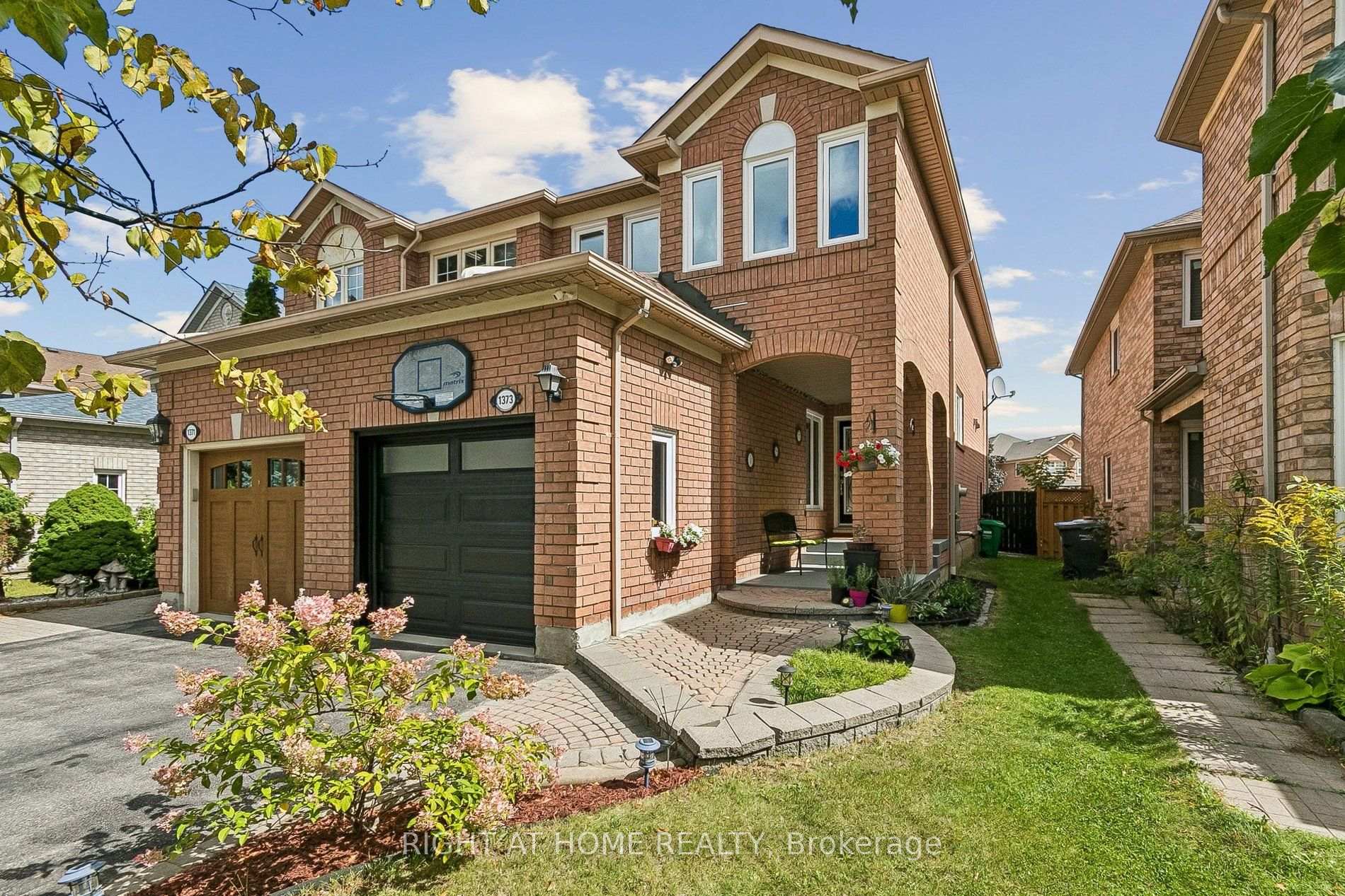 Photo 3 of 1373 Quest Circle, Mississauga, Meadowvale Village — HOMEH