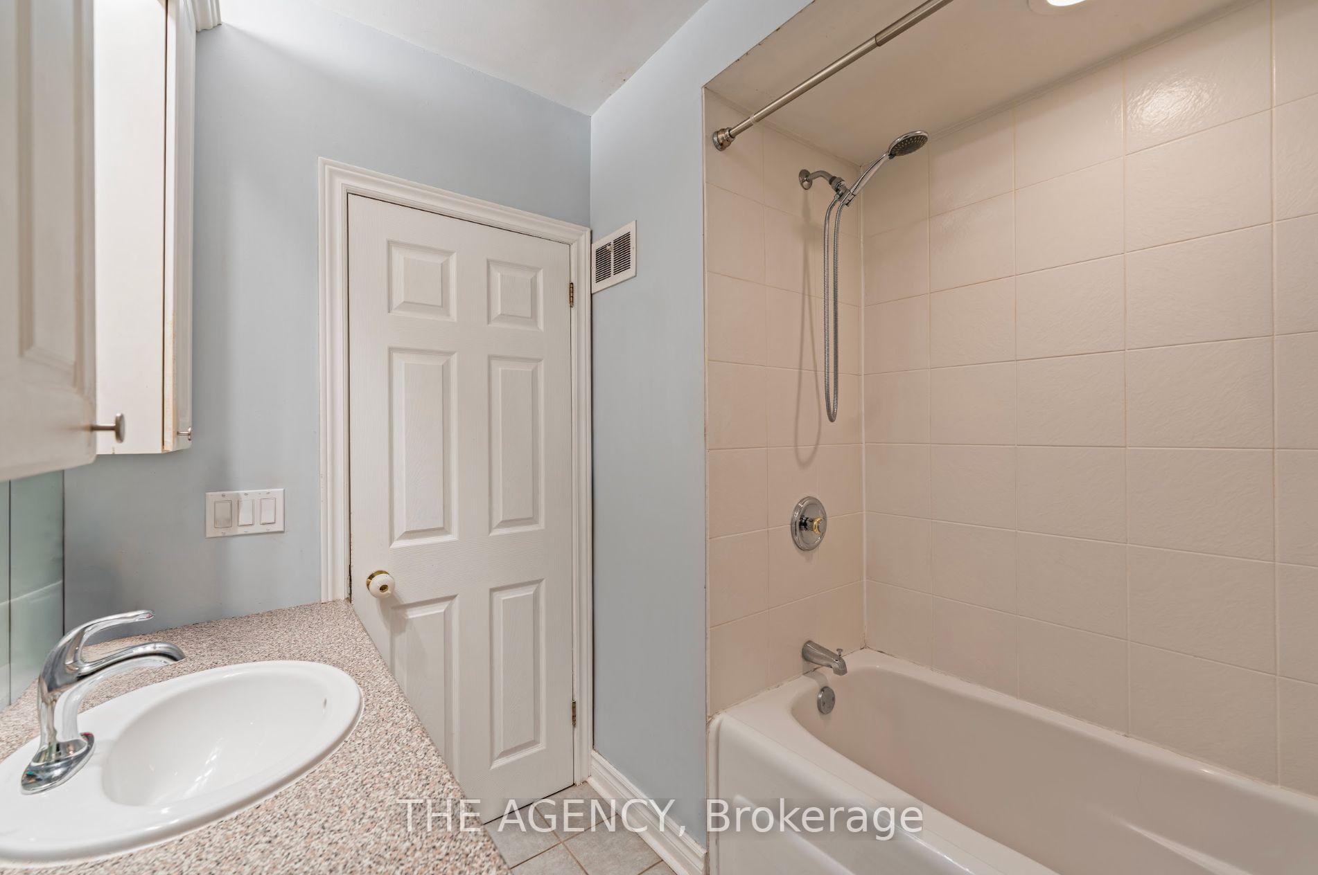 Photo 14 of 261 Wales Crescent, Oakville, Bronte — HOMEH