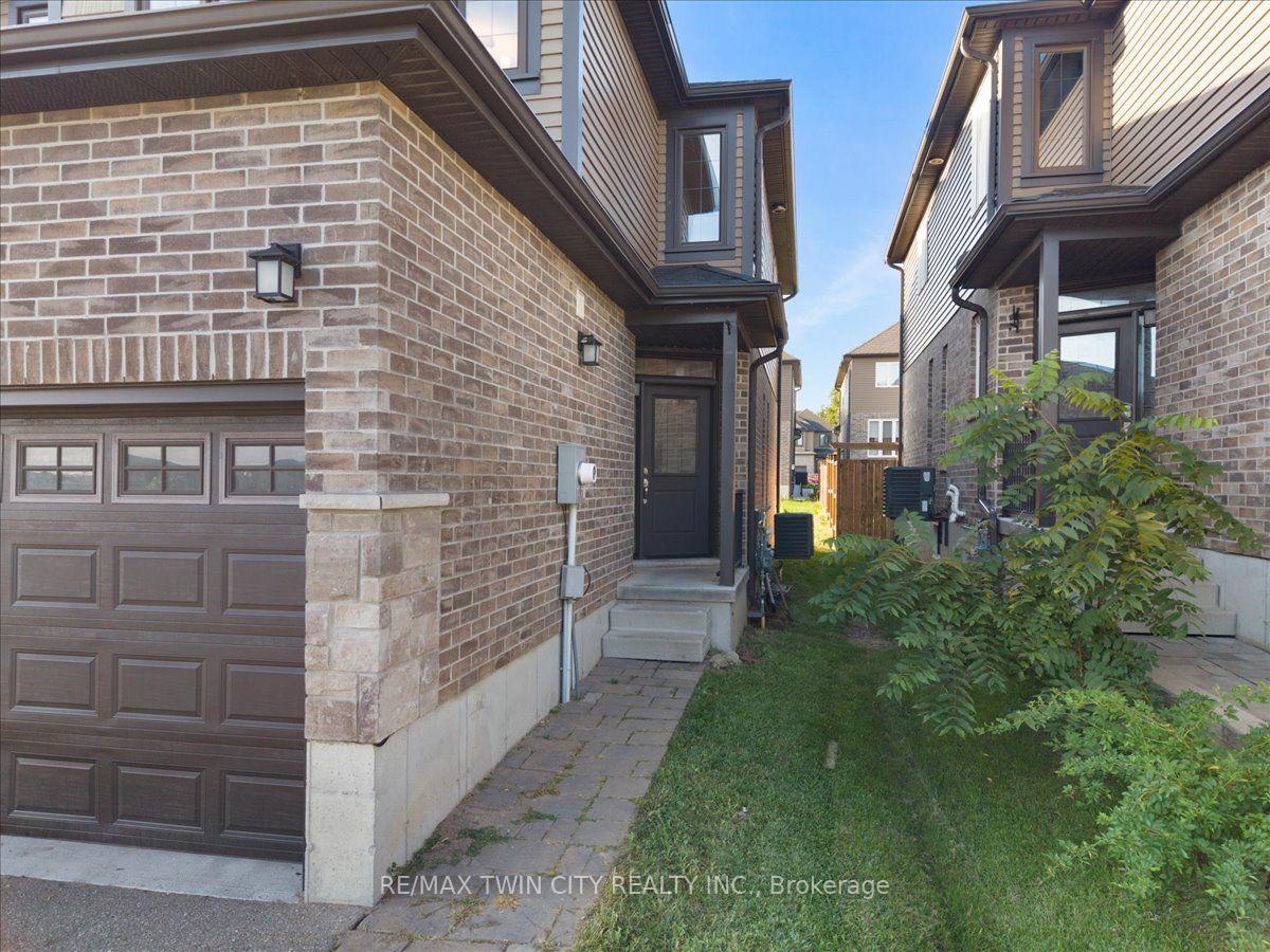 Photo 2 of 109 Links Crescent N, Woodstock, Woodstock - North — HOMEH