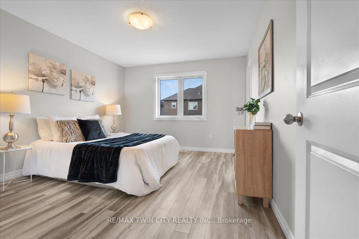 Photo 24 of 109 Links Crescent N, Woodstock, Woodstock - North — HOMEH