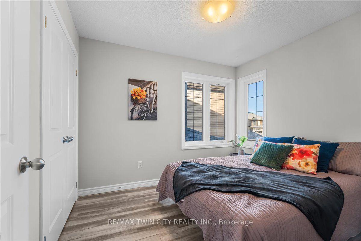 Photo 33 of 109 Links Crescent N, Woodstock, Woodstock - North — HOMEH