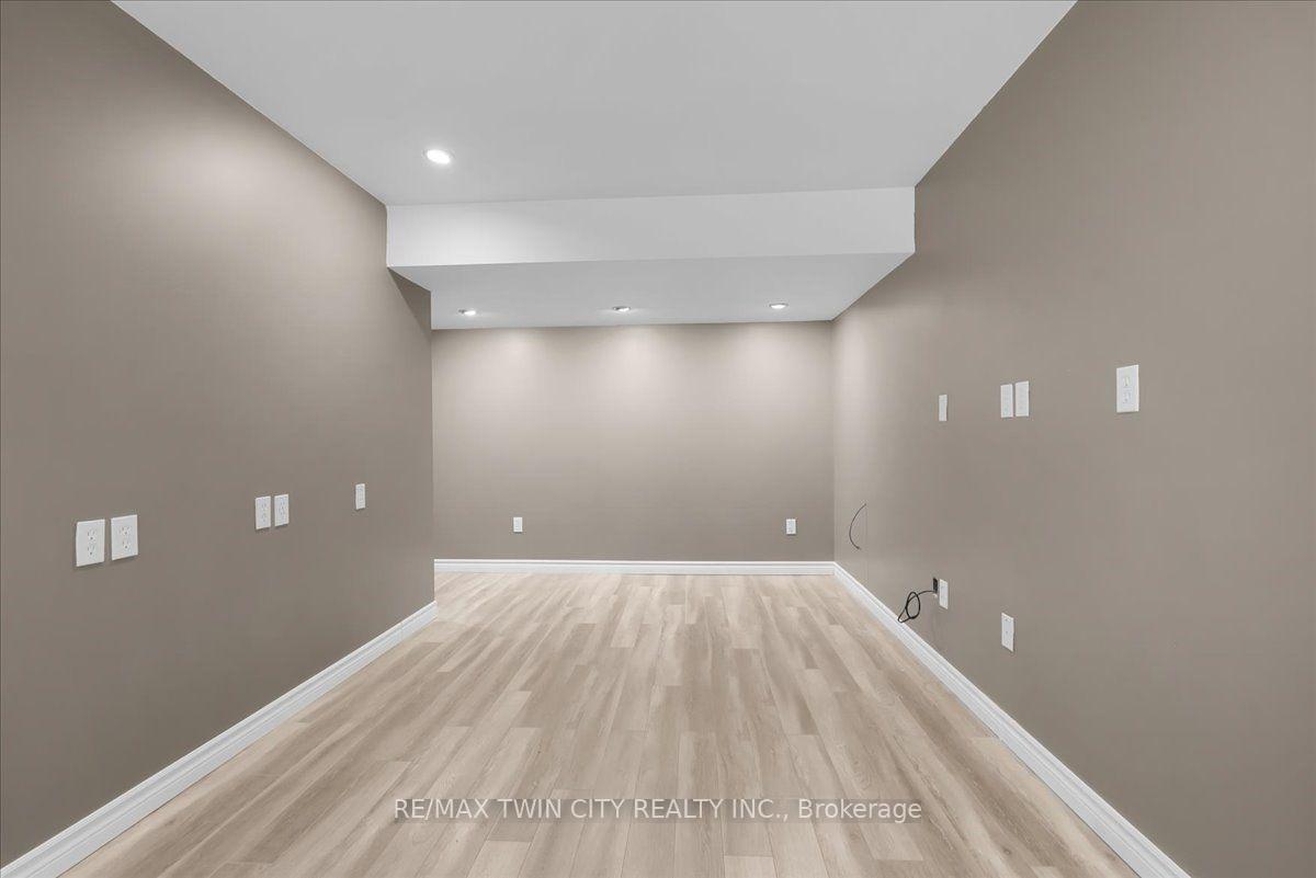 Photo 39 of 109 Links Crescent N, Woodstock, Woodstock - North — HOMEH