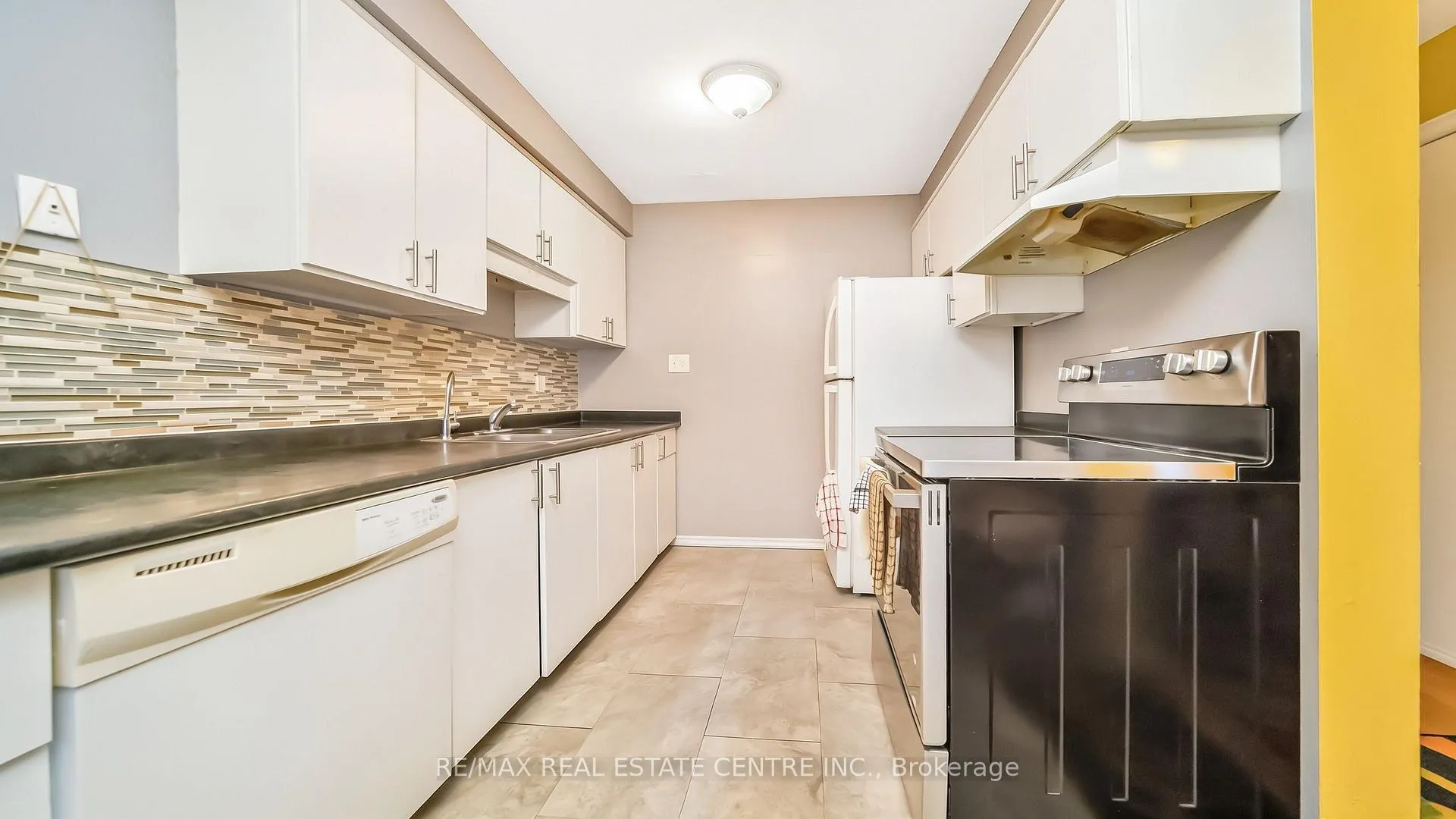 Photo 7 of 59 Craigleigh Crescent, Brampton, Avondale — HOMEH