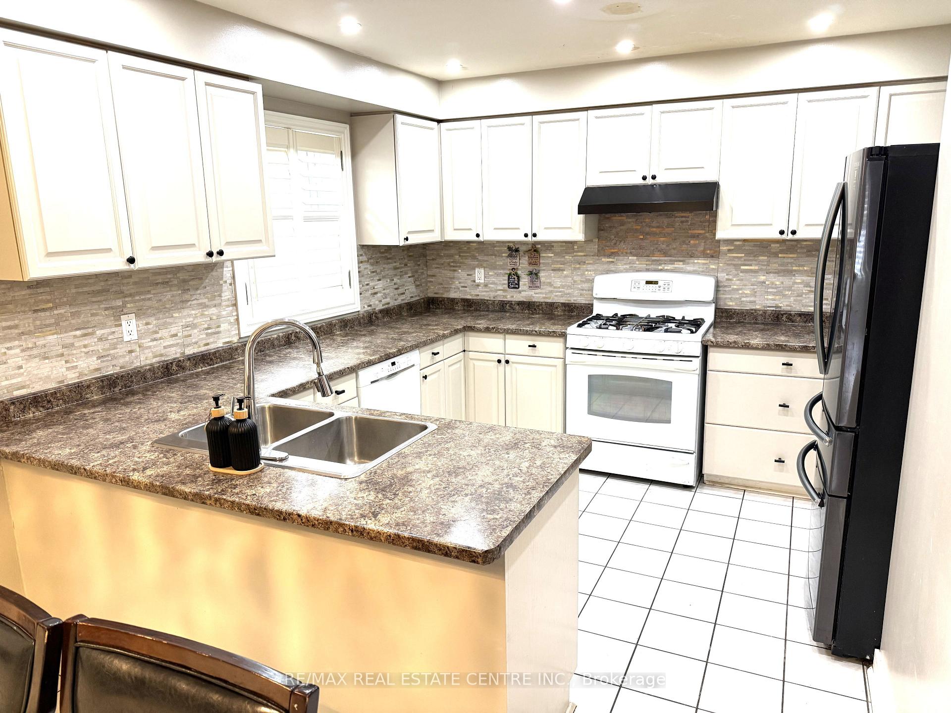 Photo 9 of 28 McIvor Street, Whitby, Rolling Acres — HOMEH