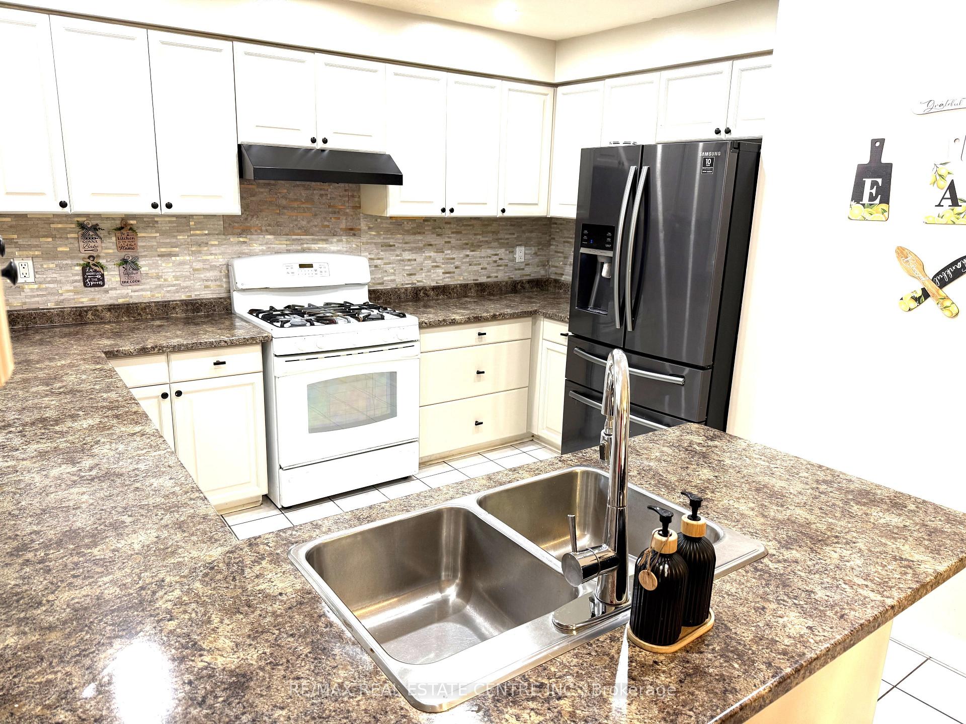 Photo 10 of 28 McIvor Street, Whitby, Rolling Acres — HOMEH