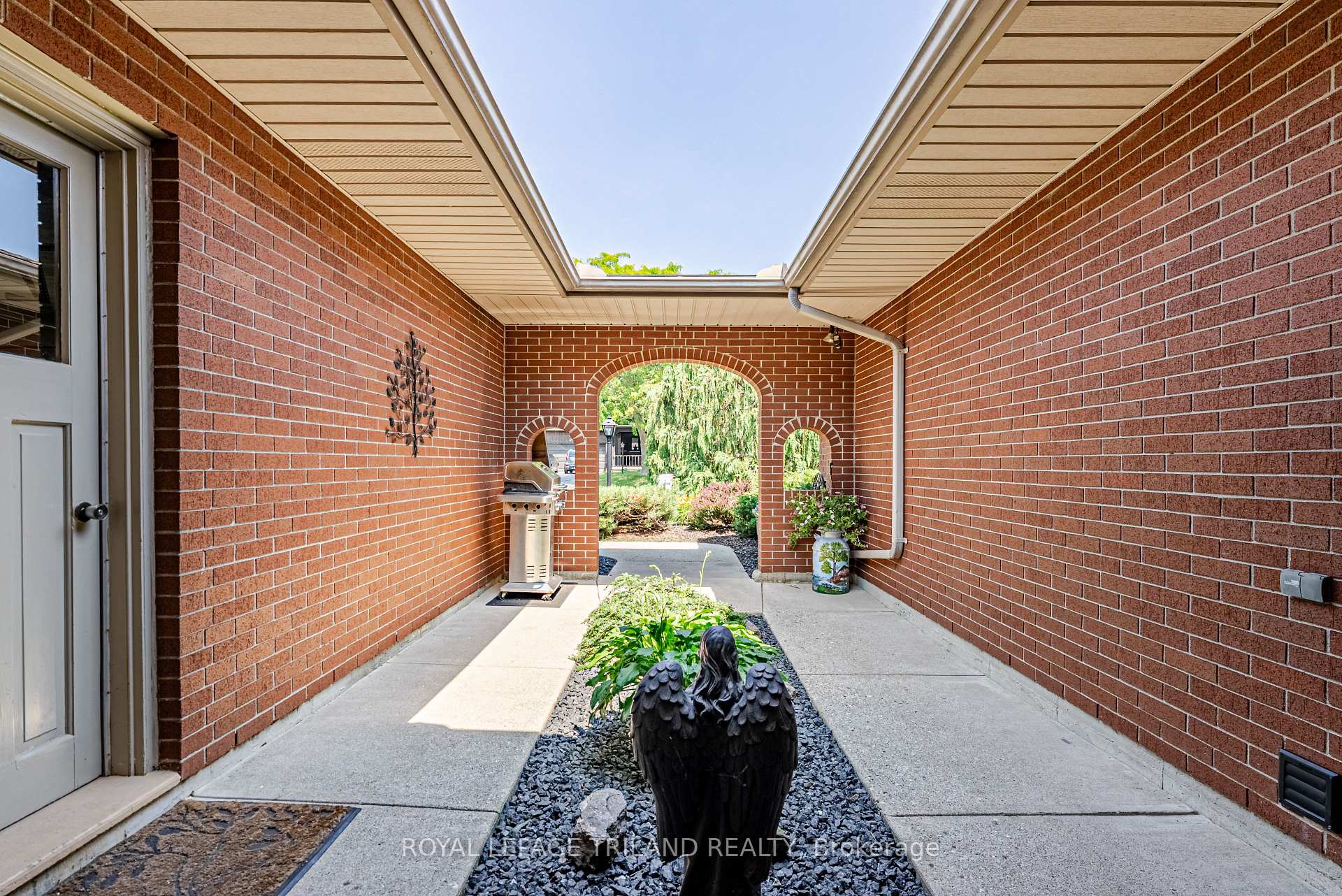Photo 2 of 189 Huntington Crescent, Thames Centre, Dorchester — HOMEH