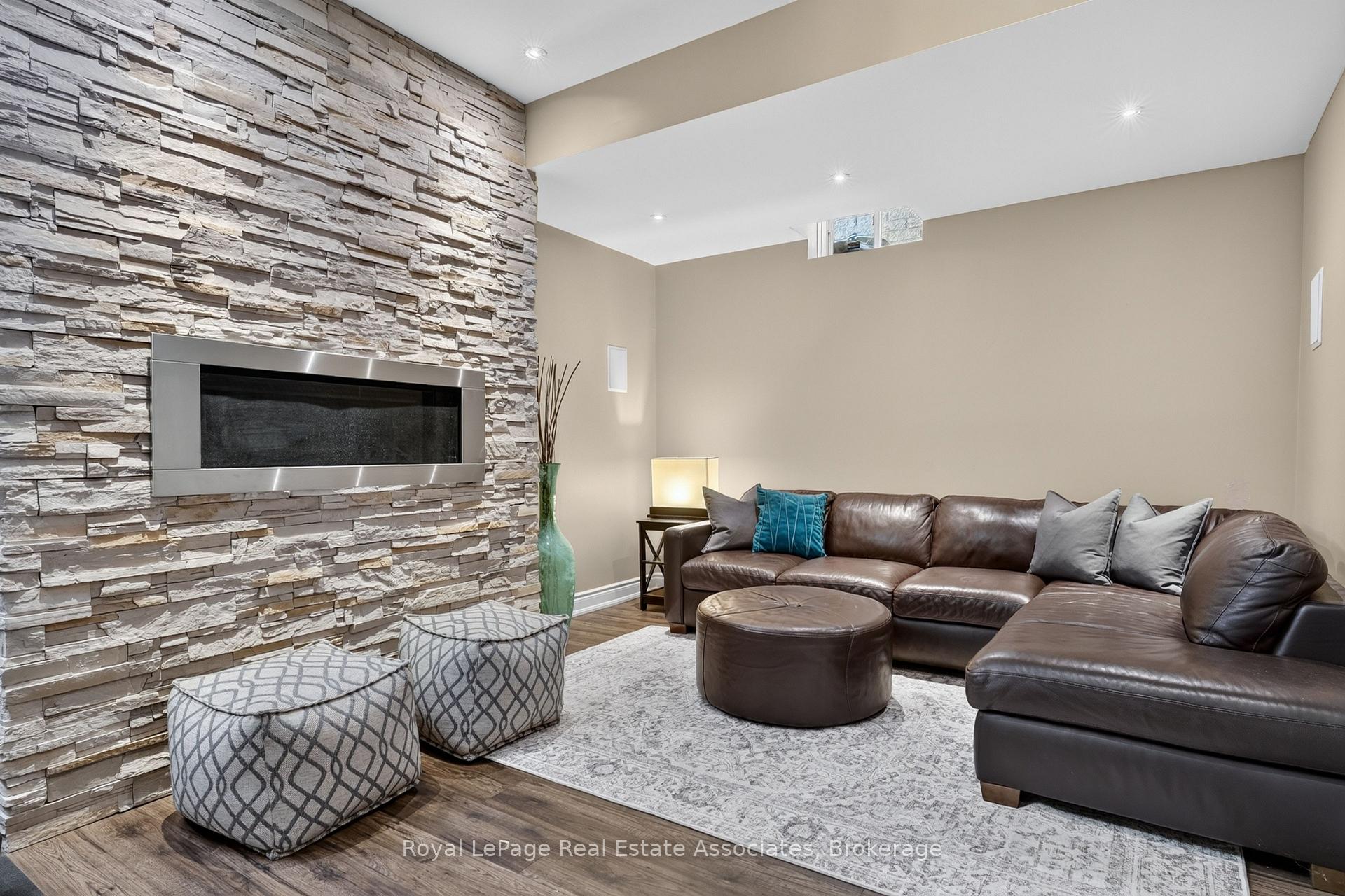 Photo 5 of 2320 Wuthering Heights Way, Oakville, Bronte Creek — HOMEH