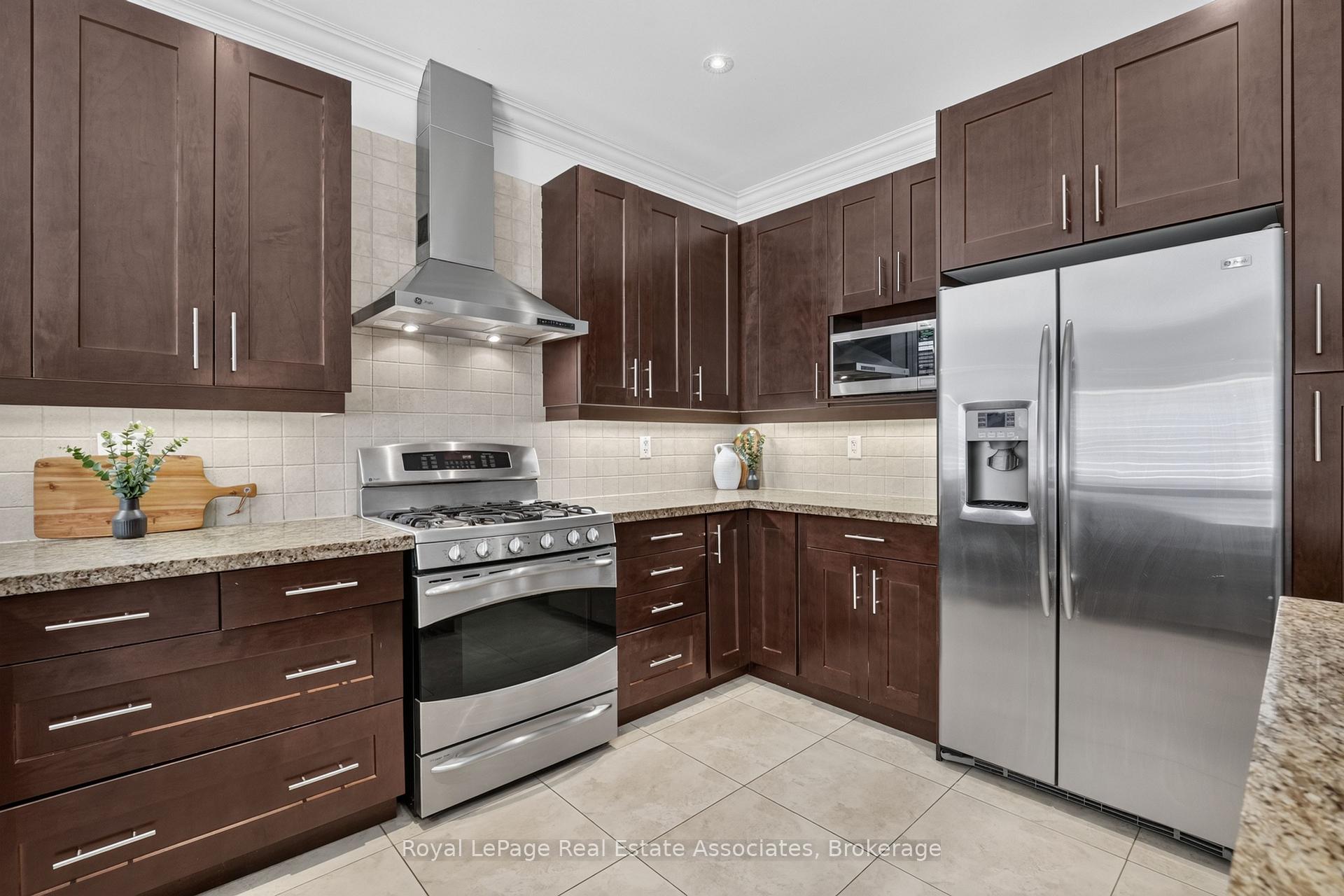 Photo 12 of 2320 Wuthering Heights Way, Oakville, Bronte Creek — HOMEH